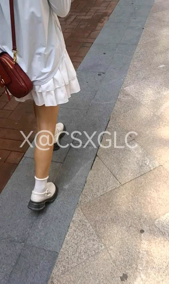 网友投稿，扫楼路上又跟了个女高，白色小皮鞋嘎嘎热乎，直接把玩。 https://t.co/DsA752IlAr