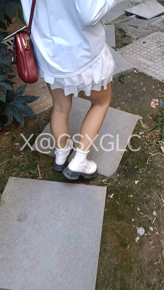 网友投稿，扫楼路上又跟了个女高，白色小皮鞋嘎嘎热乎，直接把玩。 https://t.co/DsA752IlAr
