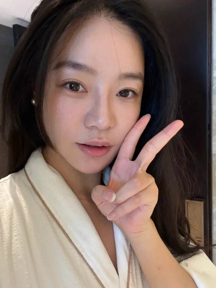 外人看来 我是一个事业稳定、老实本分的女人。实则不然、年龄的增长 让我内心的欲望欲增欲烈，家里那位常常出差已经满足不了我的需求，每晚望着空荡荡的房间 心里的欲火就按耐不住。我想找到一位既能满足我身体欲望的又不干扰各自生活的成熟男士 如果看对眼 可以主动一些发一句你好吗？ https://t.co/ZTXKojP2DC
