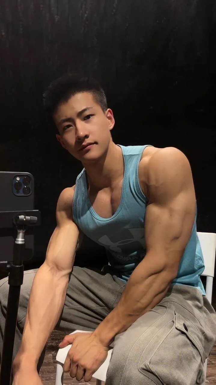 男孩也有反差的一面 #抖音网红嵩嵩博主视频出处在超级网黄频道可看 宝宝们评论区自取 #完整版共1小时21分钟 https://t.co/MTBQ0cGJ4i