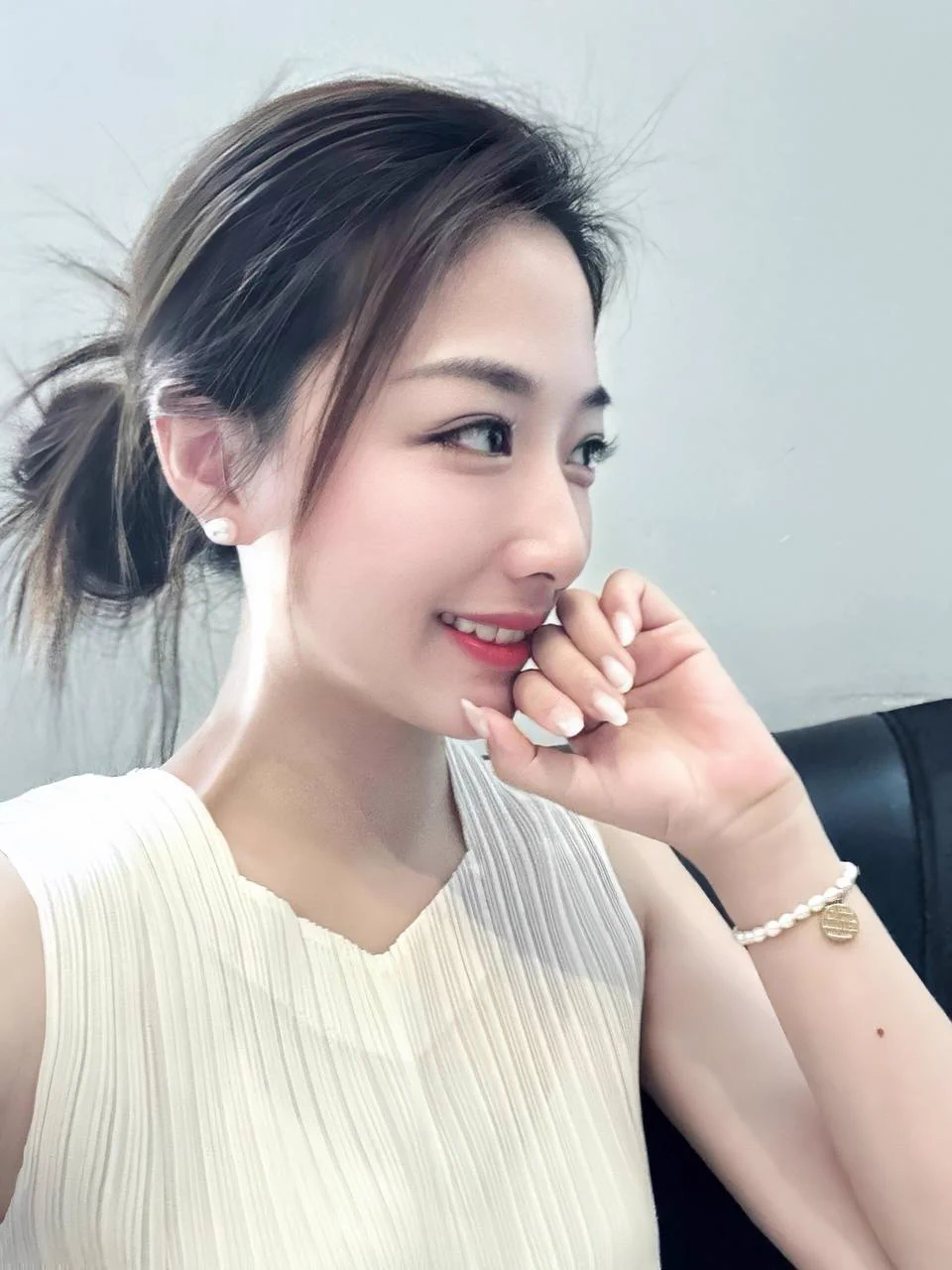回到家的时候，往往喜欢脱光自己，看着远处的蓝天白云，享受静谧的时光～就是今天穿的开档丝袜，让我静不下来呢…总想着该有人捏一下屁股才对… https://t.co/lR2VbFcteW