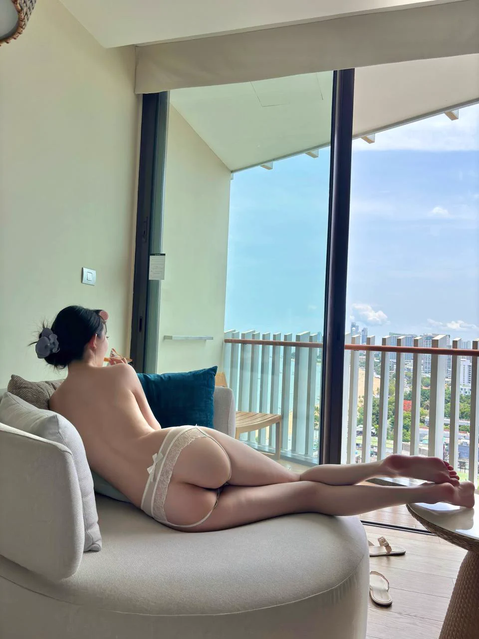 回到家的时候，往往喜欢脱光自己，看着远处的蓝天白云，享受静谧的时光～就是今天穿的开档丝袜，让我静不下来呢…总想着该有人捏一下屁股才对… https://t.co/lR2VbFcteW