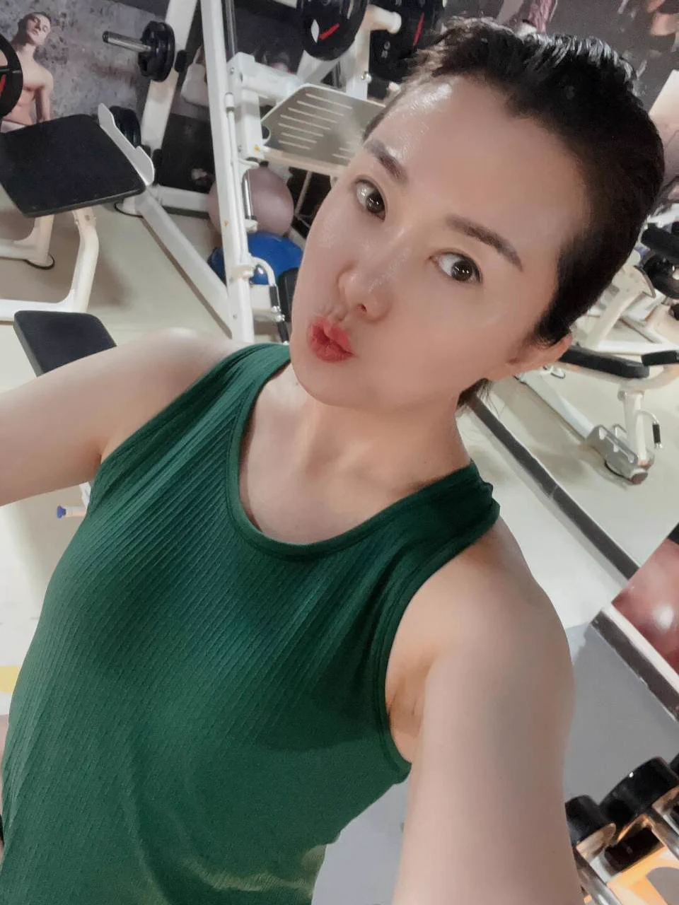今天的心情和袜子一样，五彩斑斓～那就和大家卖个萌吧…毕竟春天到了，希望大家都能见到想见的人，做到想做的事～ https://t.co/QdciEE3F5S