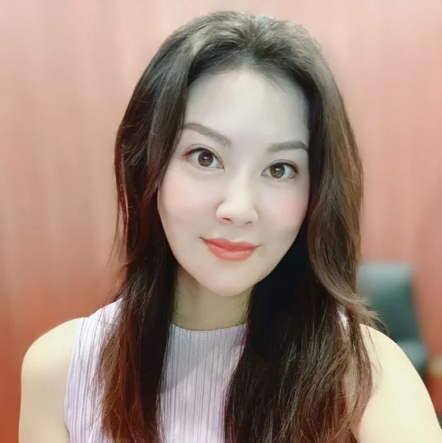 办公室，主任抓着我的脑袋按在胯下，嗅着浓重的雄性气息，我神魂颠倒，抱着主任的大腿，几秒后… …随着一阵激烈的颤抖，我感觉到精液进入我的嘴巴...贪婪地用嘴巴含住，津津有味地品尝着... https://t.co/uqyWMP6NC9