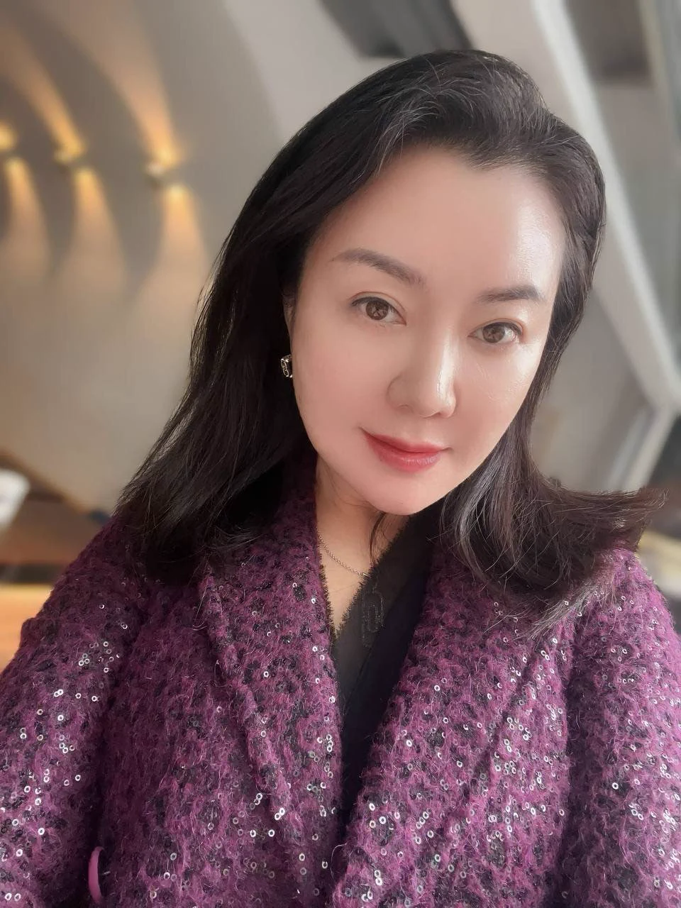 为什么喜欢华伦天奴的鞋子呢？因为那些铆钉好像姐姐的内心，有棱有角又追寻自由… 不过比起懂女人，它可能更懂男人，想不想帮姐姐脱下来，然后滴抚摸上来… https://t.co/8XG6bhVta9
