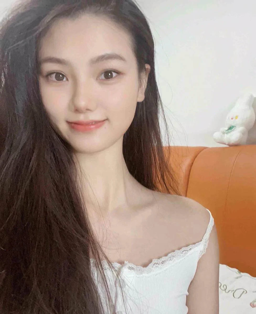昨天晚上隔壁两夫妻爱爱动静太大了，把我都吵醒了，那女的叫声越叫越大，真不知道她老公到底有多厉害，持续了差不多十分钟左右，还越听越刺激，搞得我心涌澎湃，小手不自觉的就往小穴里放，把衣服也全脱光了。听着隔壁声音的节奏也刺激了起来，停不下了，小手停不了，啊‘’‘高潮了，好多水，床单都湿了 https://t.co/MVlvq3jZ42