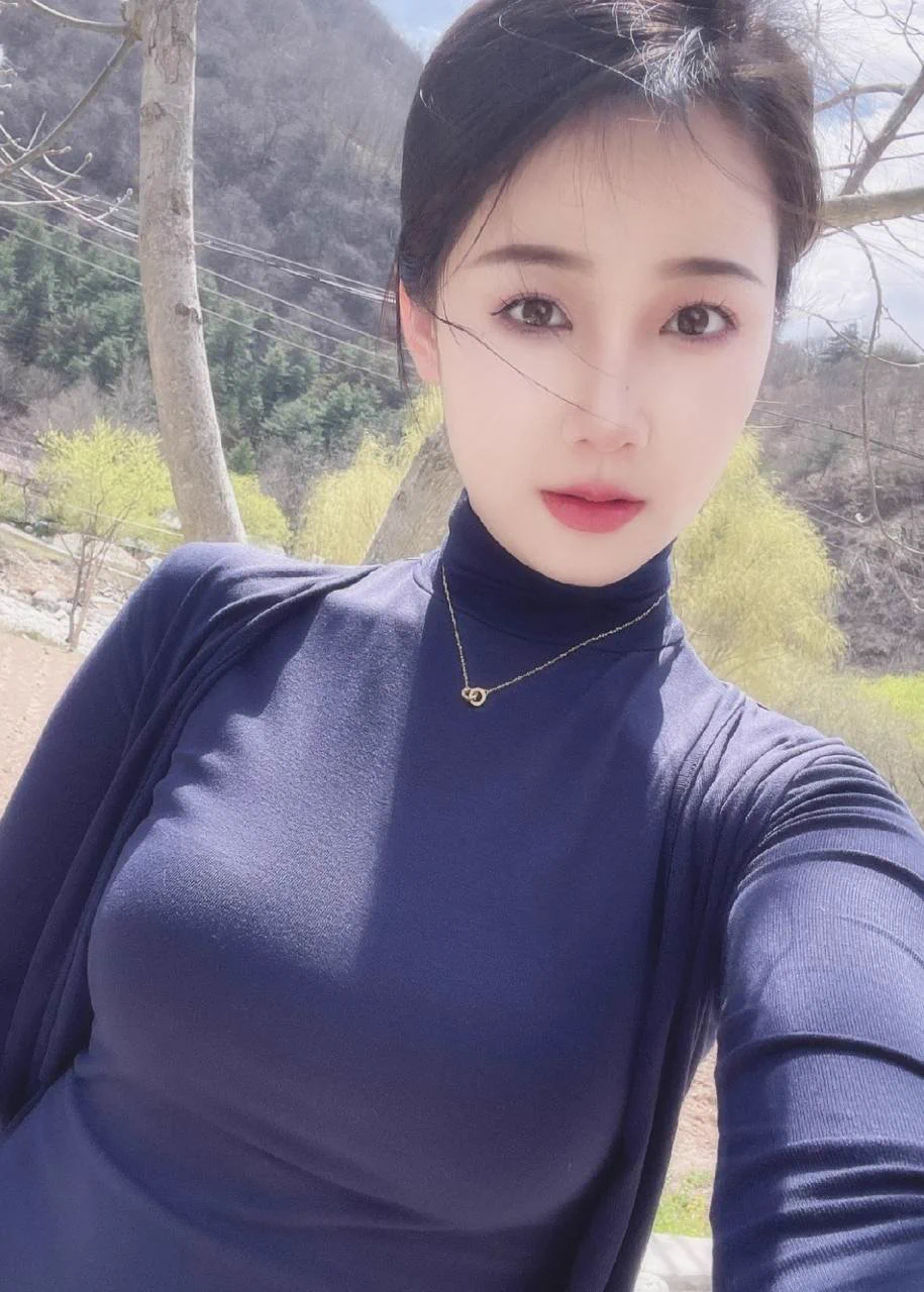 我：自言自语六级，心里话八级，花式单身大赛赛区冠军，互联网冲浪资深选手，赖床锦标赛冠军得主，亚洲酸柠檬推广大使，熬夜杯曾十五次夺冠，这么厉害的我，不打算喜欢一下吗？ https://t.co/ZEFkHHWHEL