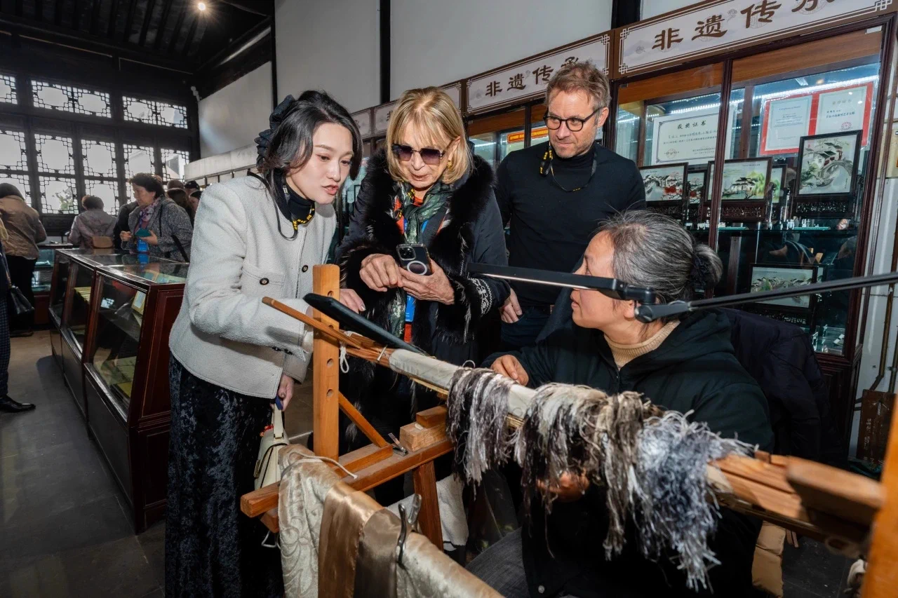 Gathering for the opening ceremony of the 2025 #WuxiIntlMonth on March 20, a group of foreign delegates🌐 got a sneak peak of #Wuxi's charm as they explored the Former Residence of Xue Fucheng✨, located in #Liangxi district, on March 19. From local embroidery and traditional Chinese musical instruments🎶 to chic cultural mementos, international visitors left with excitement in their eyes! #LiangxiCulture #LiangxiTour #IntlExchange
