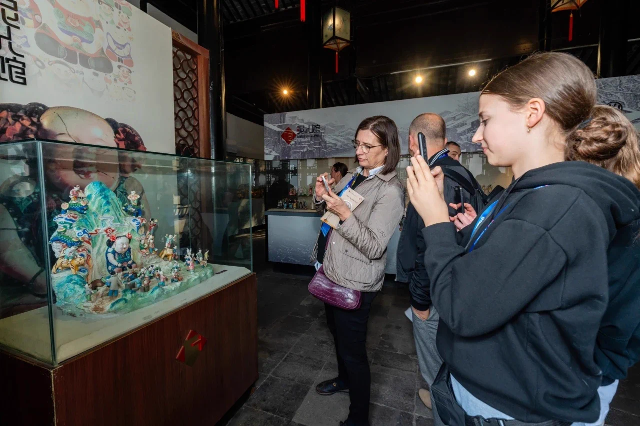 Gathering for the opening ceremony of the 2025 #WuxiIntlMonth on March 20, a group of foreign delegates🌐 got a sneak peak of #Wuxi's charm as they explored the Former Residence of Xue Fucheng✨, located in #Liangxi district, on March 19. From local embroidery and traditional Chinese musical instruments🎶 to chic cultural mementos, international visitors left with excitement in their eyes! #LiangxiCulture #LiangxiTour #IntlExchange