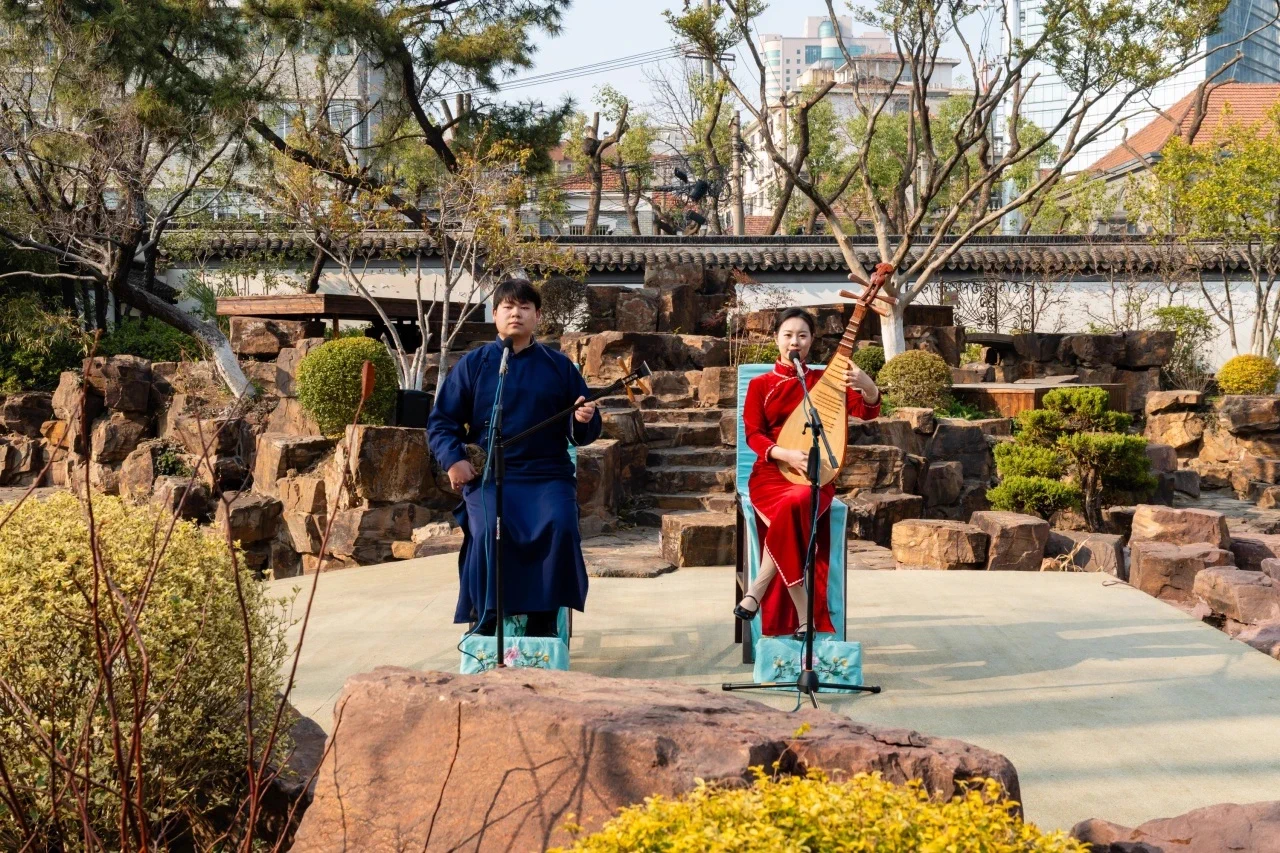 Gathering for the opening ceremony of the 2025 #WuxiIntlMonth on March 20, a group of foreign delegates🌐 got a sneak peak of #Wuxi's charm as they explored the Former Residence of Xue Fucheng✨, located in #Liangxi district, on March 19. From local embroidery and traditional Chinese musical instruments🎶 to chic cultural mementos, international visitors left with excitement in their eyes! #LiangxiCulture #LiangxiTour #IntlExchange