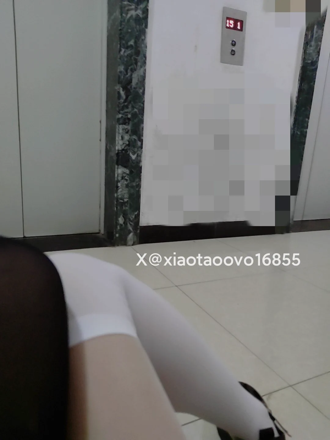 迟到的1000fo视频来啦，背对着电梯门口插射了4次（应该是？），可以听到抽插的水声哦本来是塞好玩具打算在公厕随机奖励一个路人，结果出厕所隔间打完招呼就被大喊“你一个女生怎么进男厕所”，吓得我落荒而逃，为什么我遇到的男外卖员是这样😭#伪娘 #露出 #男の娘 https://t.co/cmRZKTJJu7
