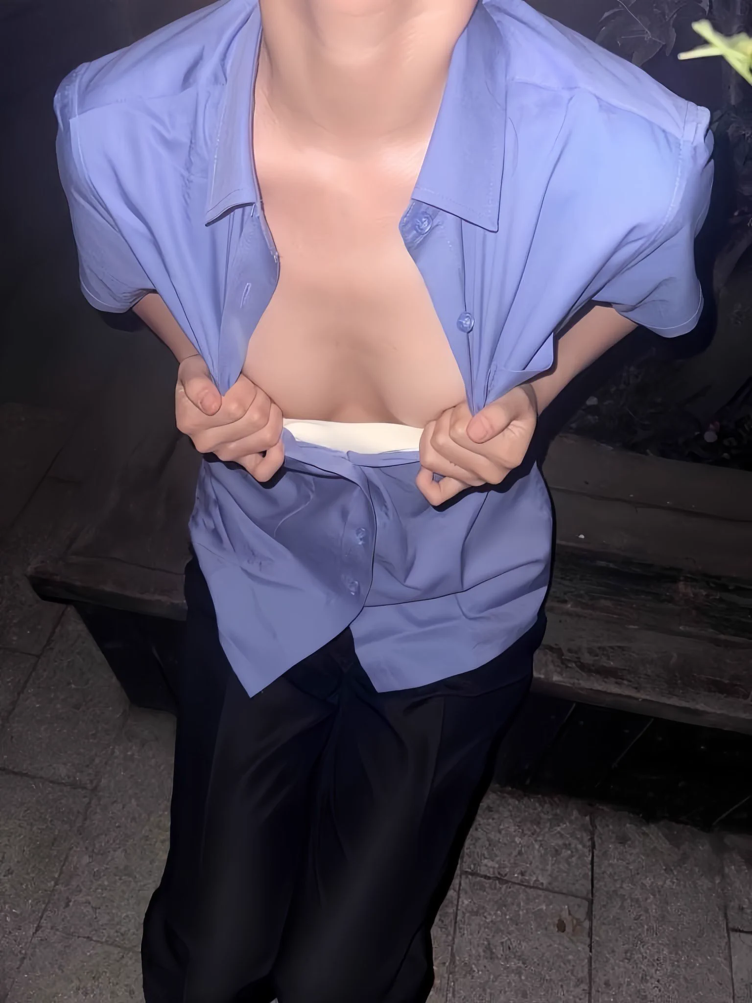 应你们的要求来两张公园露出照，拍照的是一个男粉丝！我还没到站这男粉就说已经在站出口等我了，这也太暖心了吧，拍照的时候有点紧张了。被人看到的话，根本连挡一下的机会都没有…感觉真的很刺激，不知道你们想不想在公园这样抱着我的屁股插进来呢～ https://t.co/Ss0sLmMmtb