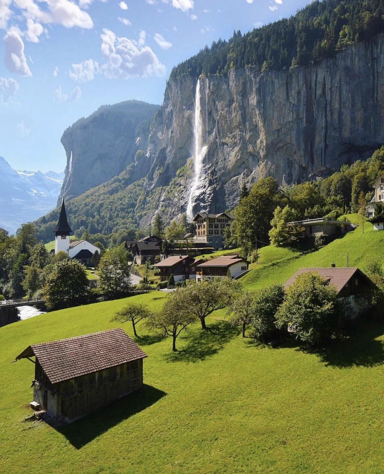 Switzerland doesn't look real – a thread 🧵1. Many scholars believe that Tolkien's 1911 hike through Lauterbrunnen directly inspired the valley of Rivendell in The Lord of the Rings. https://t.co/FG34VbU2qm