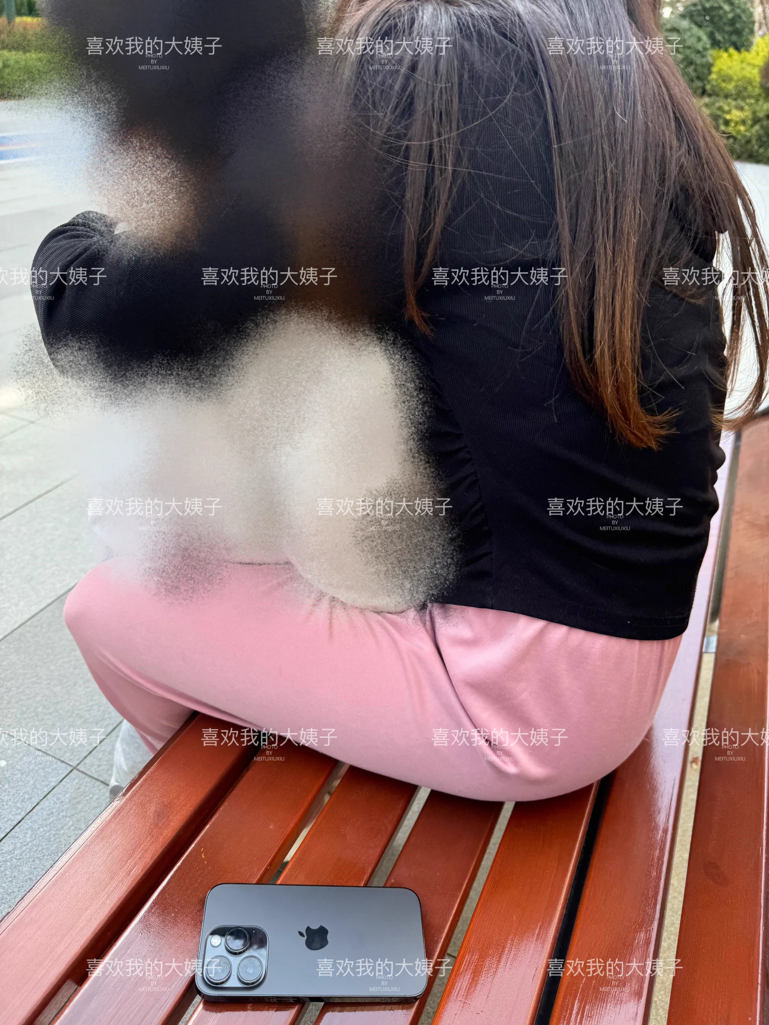 又是偶遇，这两天经常遇到她闲聊了一会，她问了我家里怎么两位美女，我说那是我媳妇的姐姐，然后女邻居说怪不得呢，感觉她倆长的好像，然后我坐她旁边随便聊了聊问了她老公的事情，她说她老公要5月底才回家半个月，又要出差我说你一个人在家也无聊她说嗯是啊，挺无聊的，然后我加了她的微信 https://t.co/95mRIzfKGR