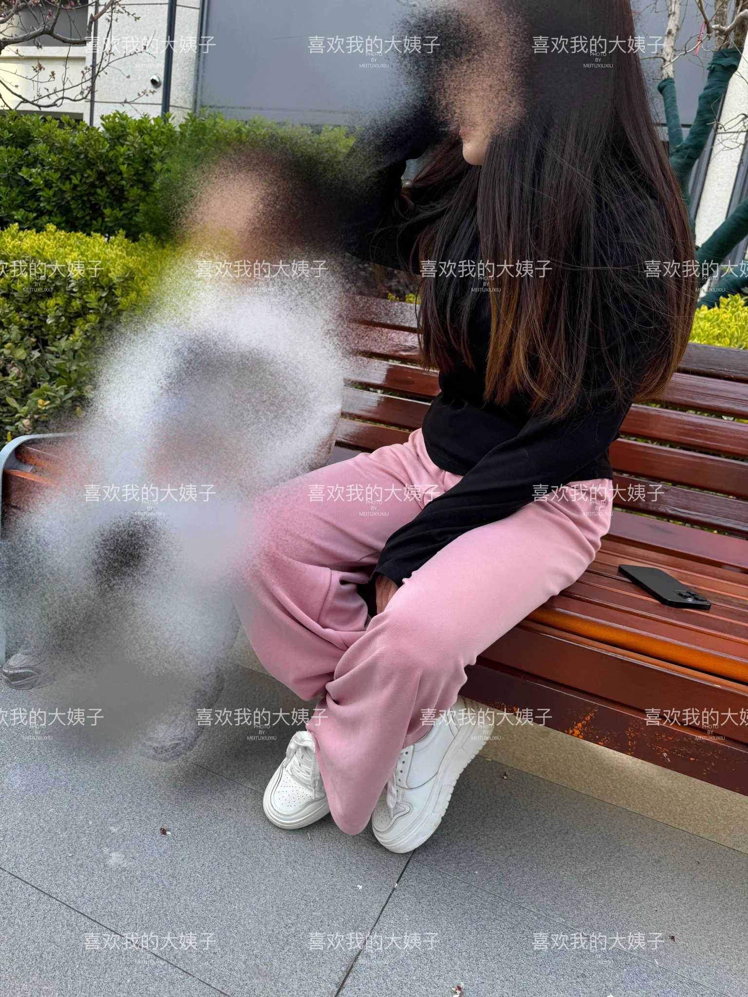 又是偶遇，这两天经常遇到她闲聊了一会，她问了我家里怎么两位美女，我说那是我媳妇的姐姐，然后女邻居说怪不得呢，感觉她倆长的好像，然后我坐她旁边随便聊了聊问了她老公的事情，她说她老公要5月底才回家半个月，又要出差我说你一个人在家也无聊她说嗯是啊，挺无聊的，然后我加了她的微信 https://t.co/95mRIzfKGR