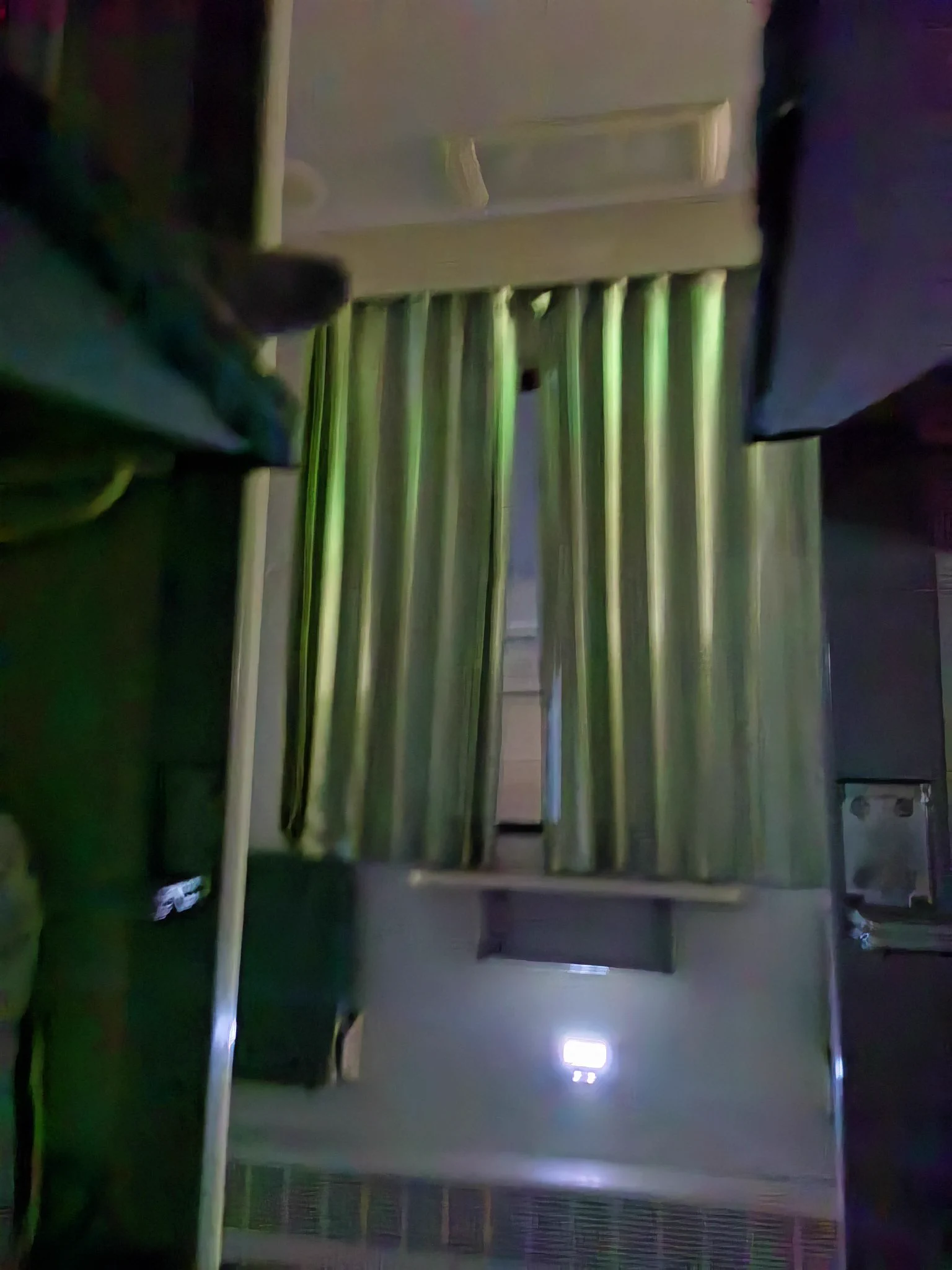 出差特意选了个火车卧铺，在候车室看到了很多极品妹子，结果一上车我这个车厢基本全是男的，淦！ https://t.co/p6vPSGmlCy