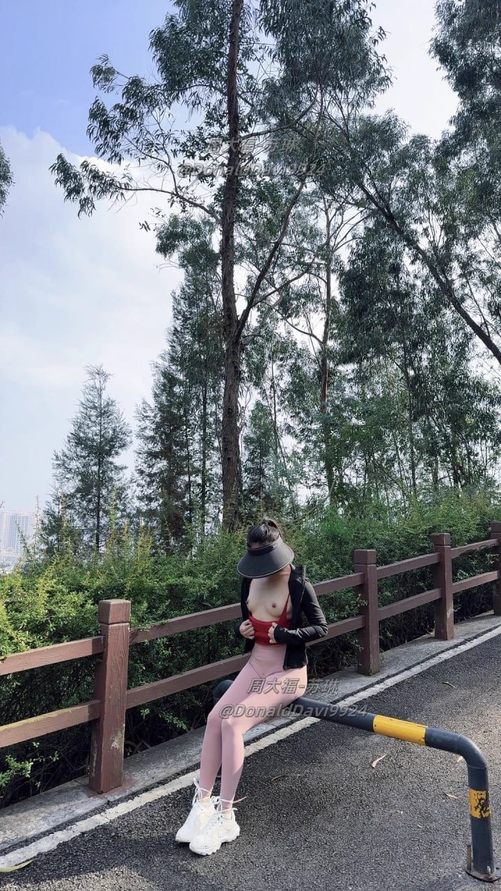 春暖花开的时候，好像就适合爬爬山看看风景～风衣和高跟鞋黑丝应该也是最搭配的，就是你们可能没想到，是开裆丝袜吧…都这样撅着屁股了，是不是适合做点什么，有想试试的吗～ https://t.co/nwNvaXOhEL