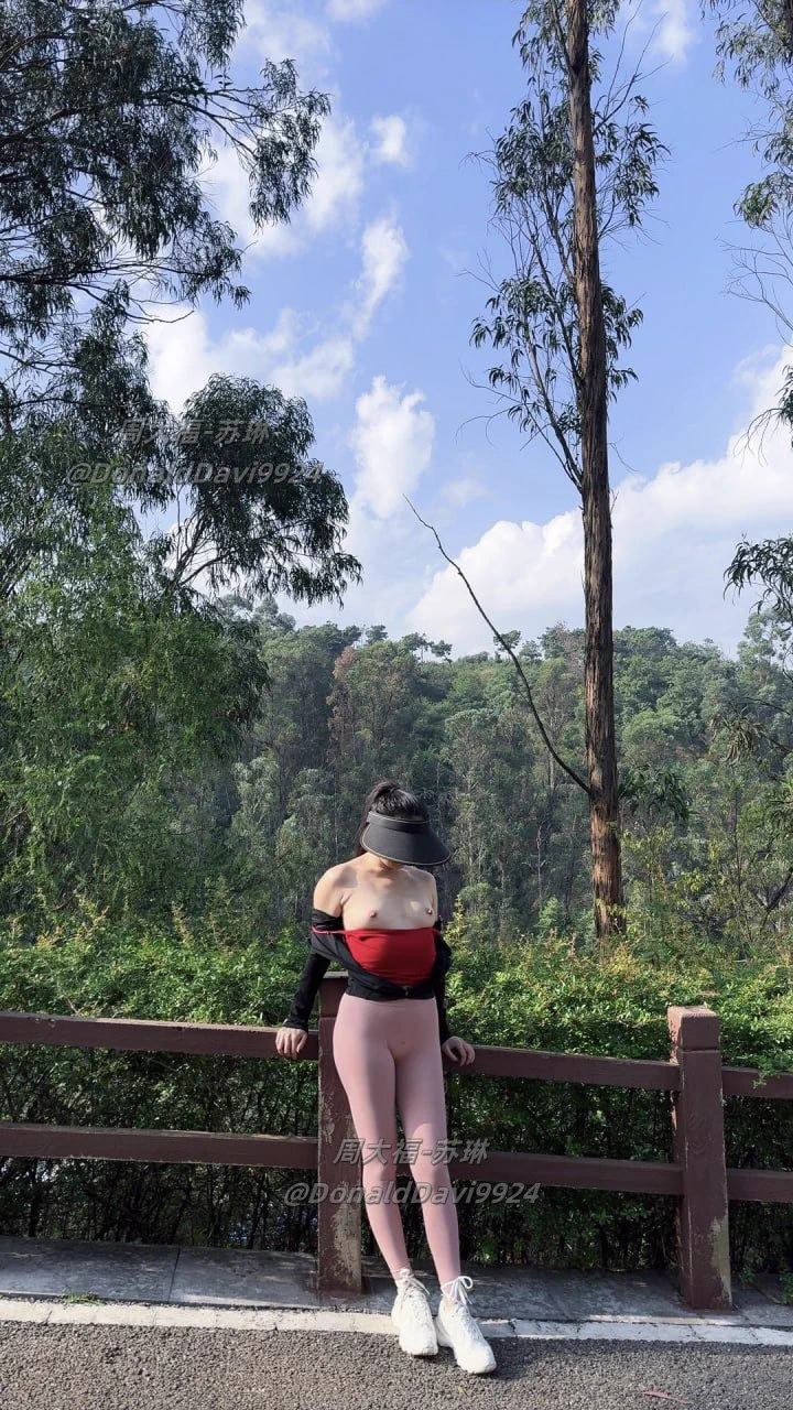 春暖花开的时候，好像就适合爬爬山看看风景～风衣和高跟鞋黑丝应该也是最搭配的，就是你们可能没想到，是开裆丝袜吧…都这样撅着屁股了，是不是适合做点什么，有想试试的吗～ https://t.co/nwNvaXOhEL