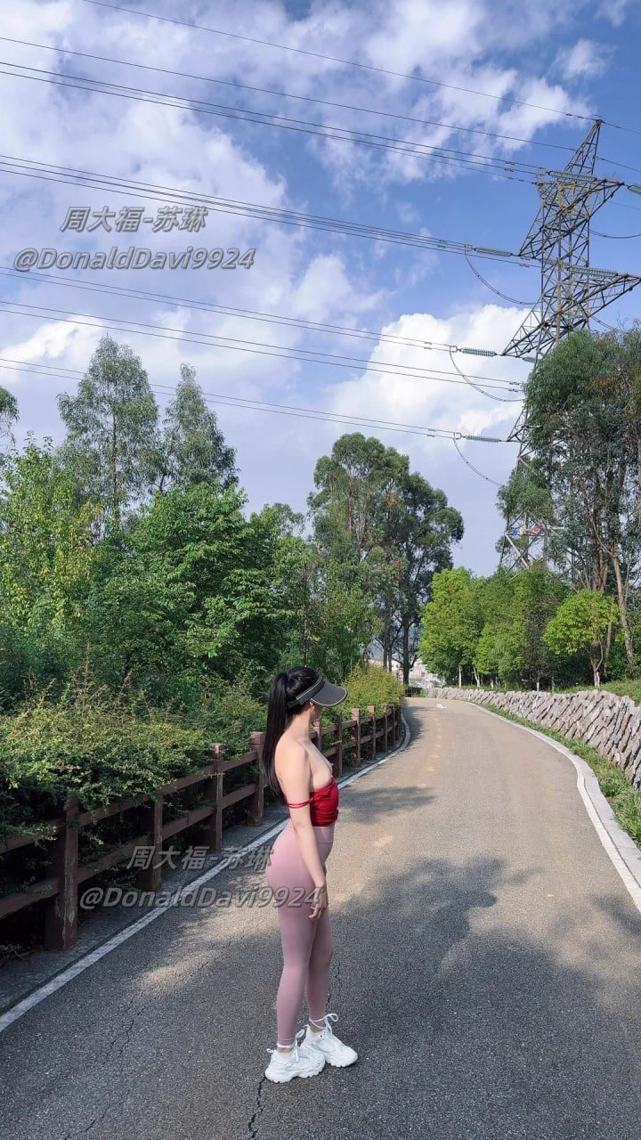 春暖花开的时候，好像就适合爬爬山看看风景～风衣和高跟鞋黑丝应该也是最搭配的，就是你们可能没想到，是开裆丝袜吧…都这样撅着屁股了，是不是适合做点什么，有想试试的吗～ https://t.co/nwNvaXOhEL