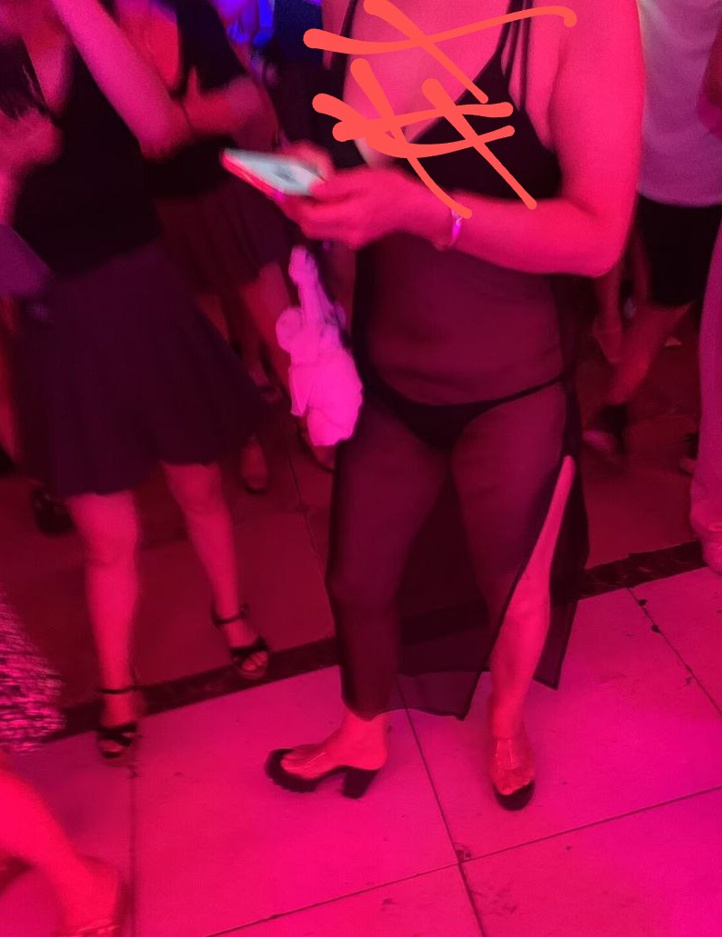 穿这么少跟陌生男人跳舞,而且是在一个黑暗的舞池里。干的肯定是见不得人的事情,具体干什么?各位X友根据图片自行脑补。 https://t.co/VEdYZZNBWF