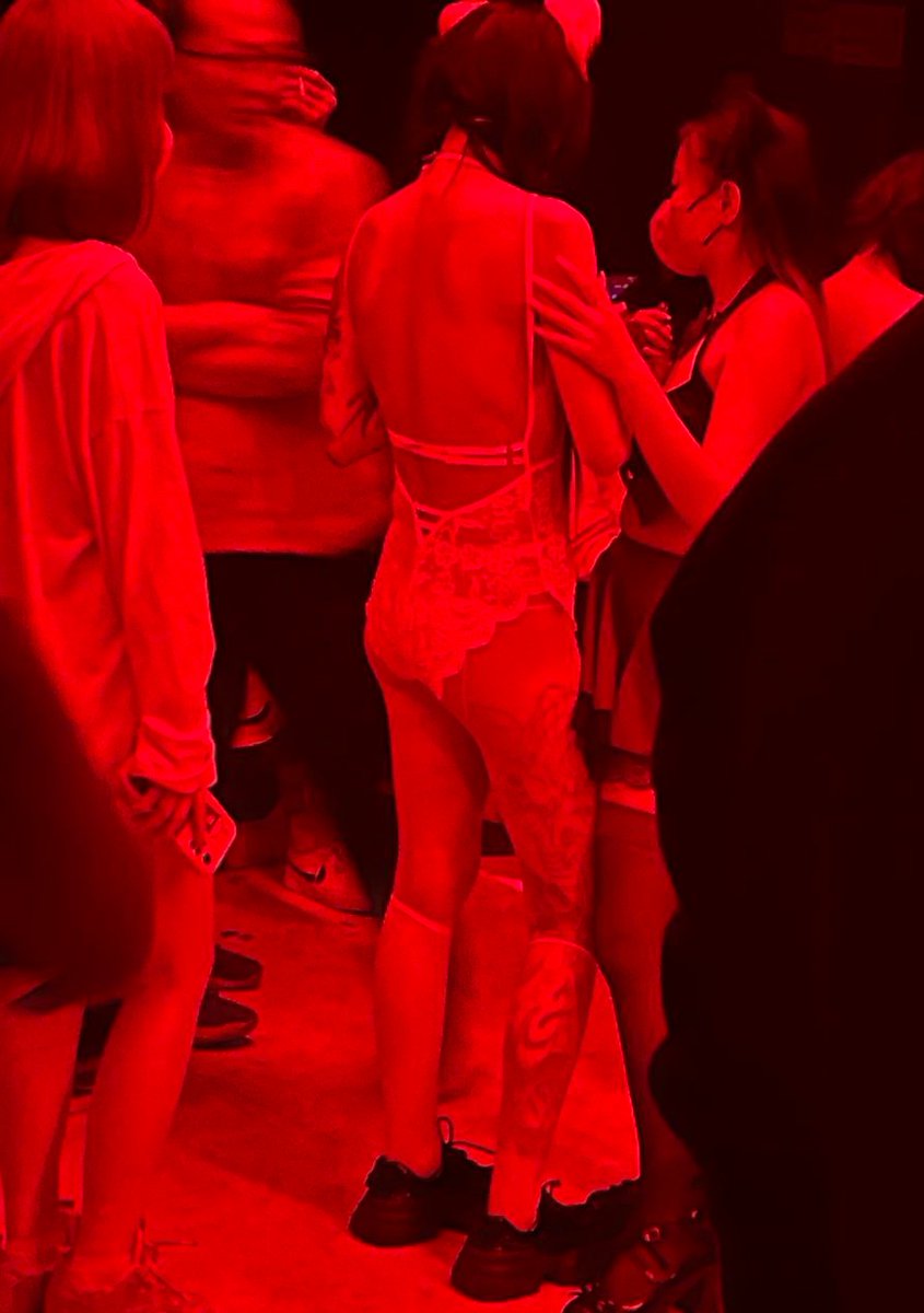 穿这么少跟陌生男人跳舞,而且是在一个黑暗的舞池里。干的肯定是见不得人的事情,具体干什么?各位X友根据图片自行脑补。 https://t.co/VEdYZZNBWF