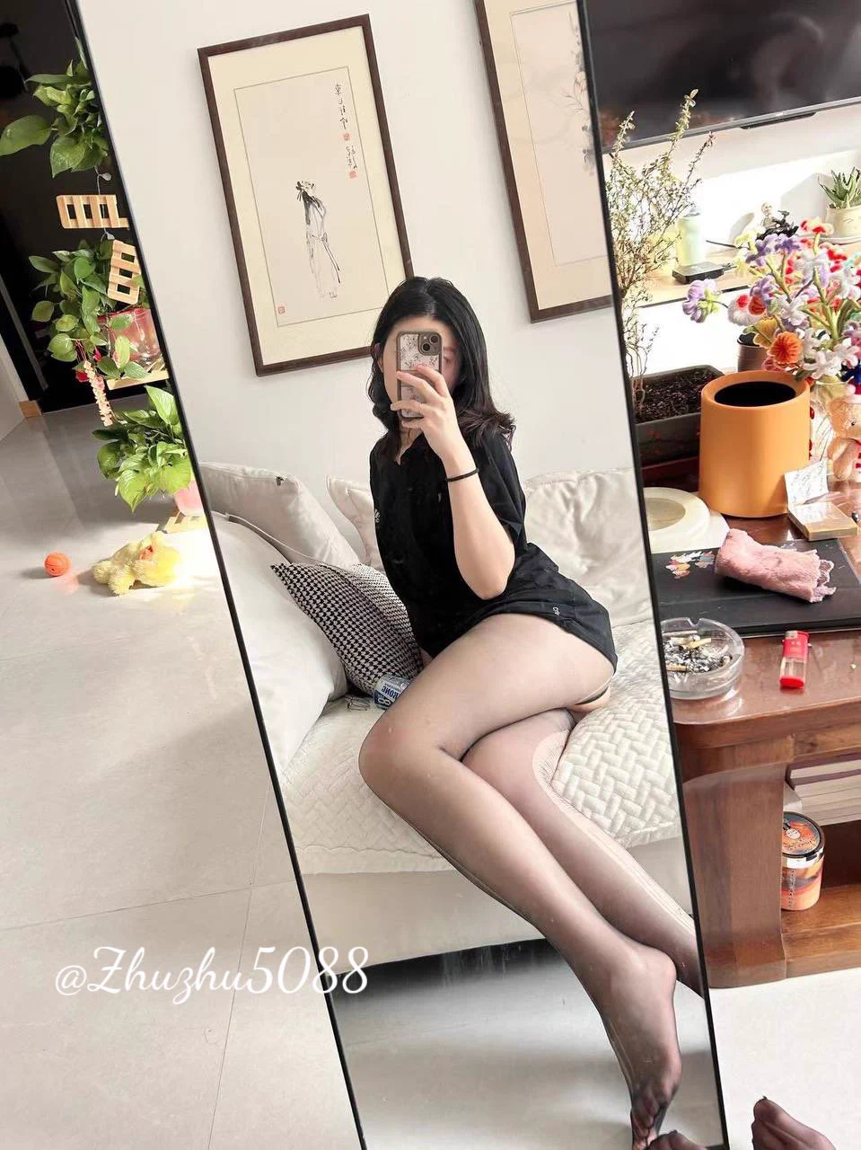 朋友圈⬅️ vs ➡️推特自从来了推特就开始心生荡漾，在朋友圈限时发的我已经觉得尺度好大了，但是在推特总该更大胆一点吧～第一次这样露，乳晕和小穴都被你们看见了…暴露自己的感觉很奇妙…有想来舔舔的吗？可以报名… https://t.co/8k7d8v9DSO