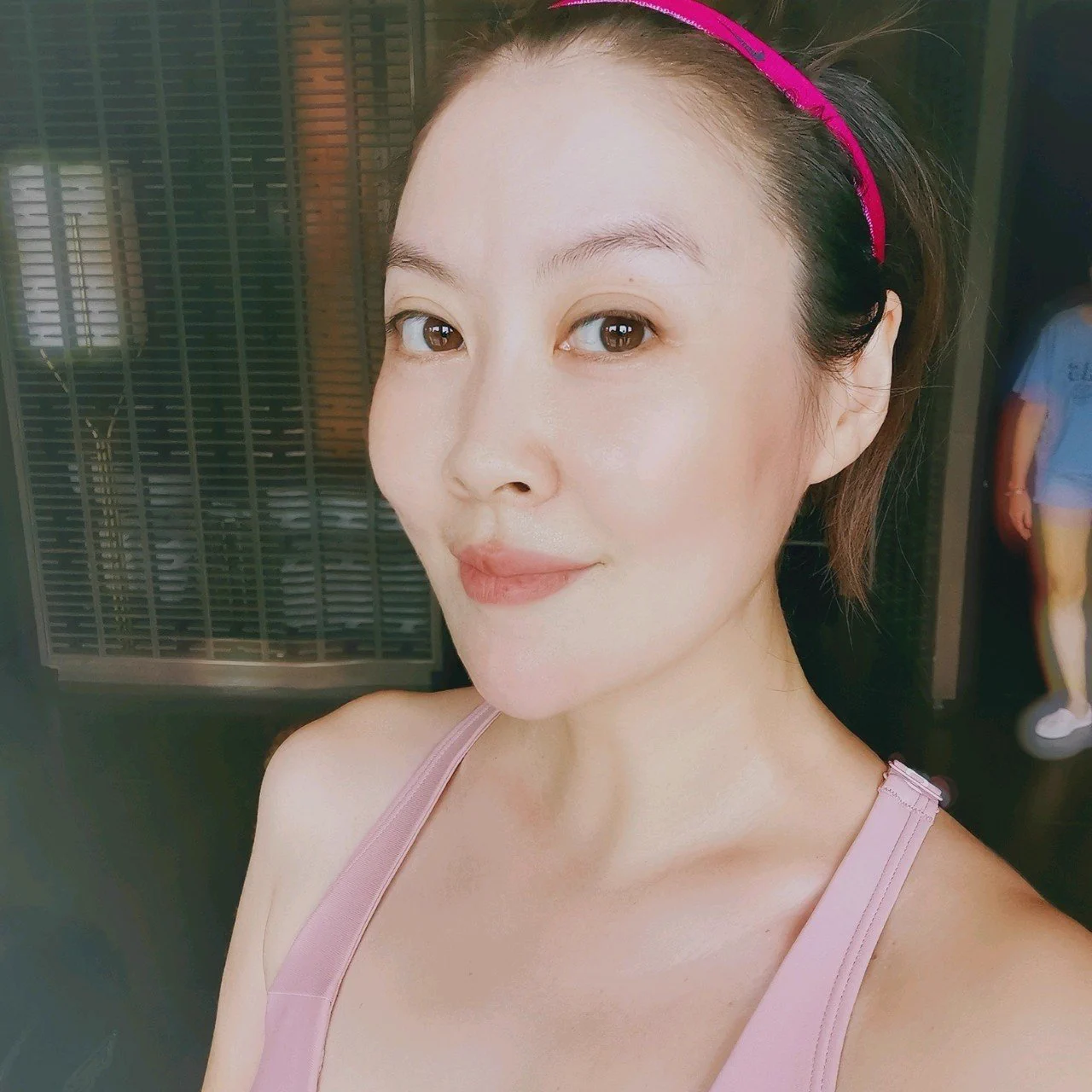 昨晚高潮来的好激烈，用力抓着床单，全身绷紧到极致，又突然放松，如坠云雾，浑身轻飘飘的，美死了，我好喜欢被男人掌控，被羞辱，被占有...现在回忆起来，下身又有点湿了~你们有没有这种让人上瘾的瞬间？快来聊聊，我超想知道你们的体验！ https://t.co/ZhNPpXRY60