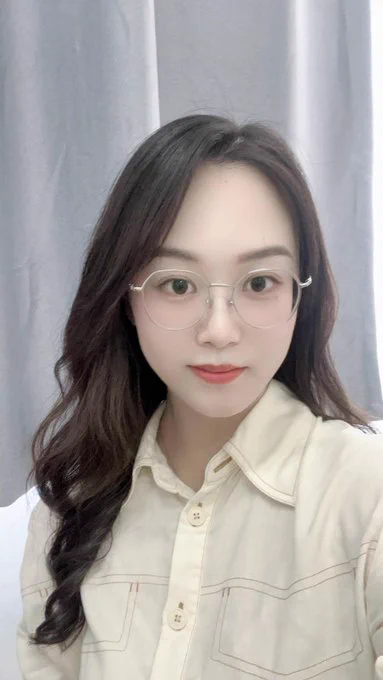 带上眼镜，好像才像个严肃的班主任。果然眼镜才是老师的本体呀，你们喜欢戴眼镜的还是不戴眼镜的样子呢？😜😜私信来告诉我https://t.co/jCv4DQ8q37 https://t.co/XdWhxfwAYH