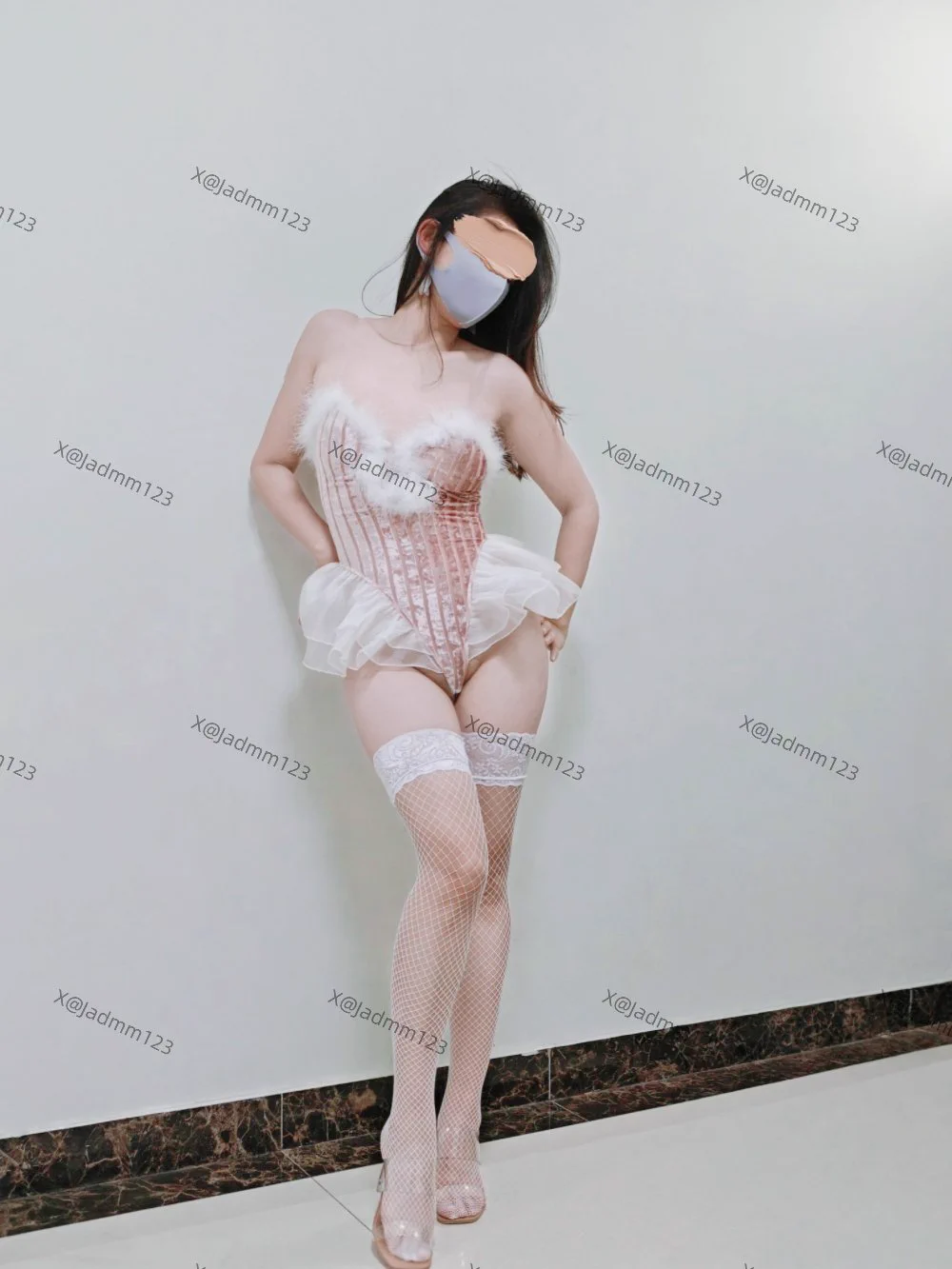 玉足轻抬网袜白，春风撩动艳姿开。高跟点地声清脆，网丝缠腿惹人醉。@BassYosef @007share @Hexiansheng0031 @eggroll_tea🔍 @tbzt2024 @wqganenshi_ https://t.co/FOmWMY9SFC
