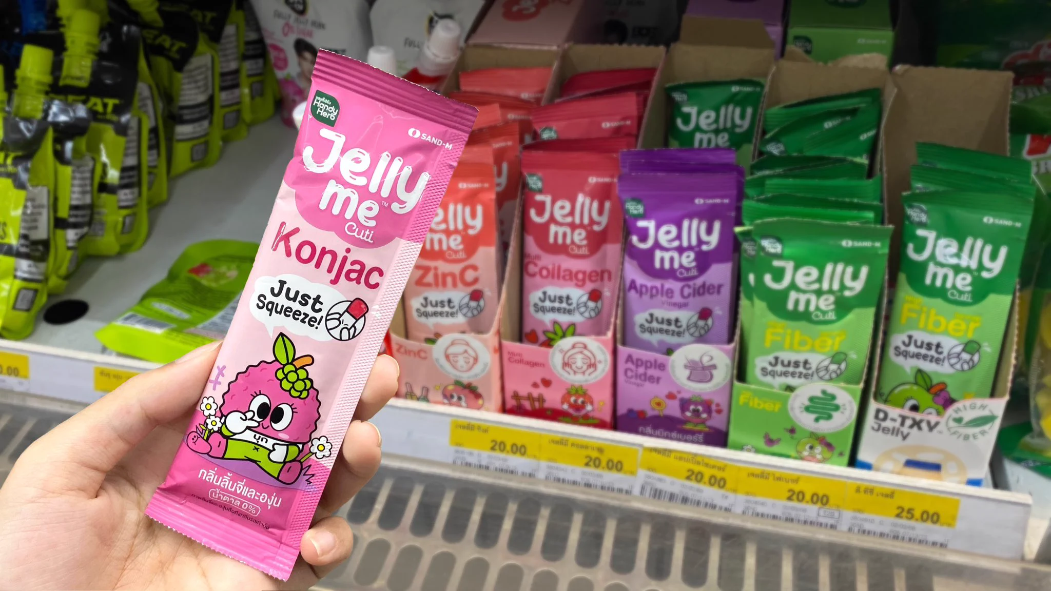 Jelly Me ออกรสใหม่อีกแล้วว‼️ Jelly Me Konjac เจลลี่คุมหิวตัวดังในเซเว่น ช่วยคุมหิว ลดการกินจุกจิก ระหว่างวันดีมัก! อิ่มนานถึง 3 ชม. รสลิ้นจี่ อร่อย กินง่าย เคี้ยวเพลิน แถมมีบี6/บี12 ช่วยบำรุงสมอง และส้มสีแดง ช่วยให้ผิวใส ไม่โทรม ซองละ 20.- ถูกมากก พิกัด 7-11✨#JellyMe #JellyMeKonjac #JellyMeCuti #ความคิวทิบิลด์ง่ายได้ทุกวัน #รีวิวเซเว่น