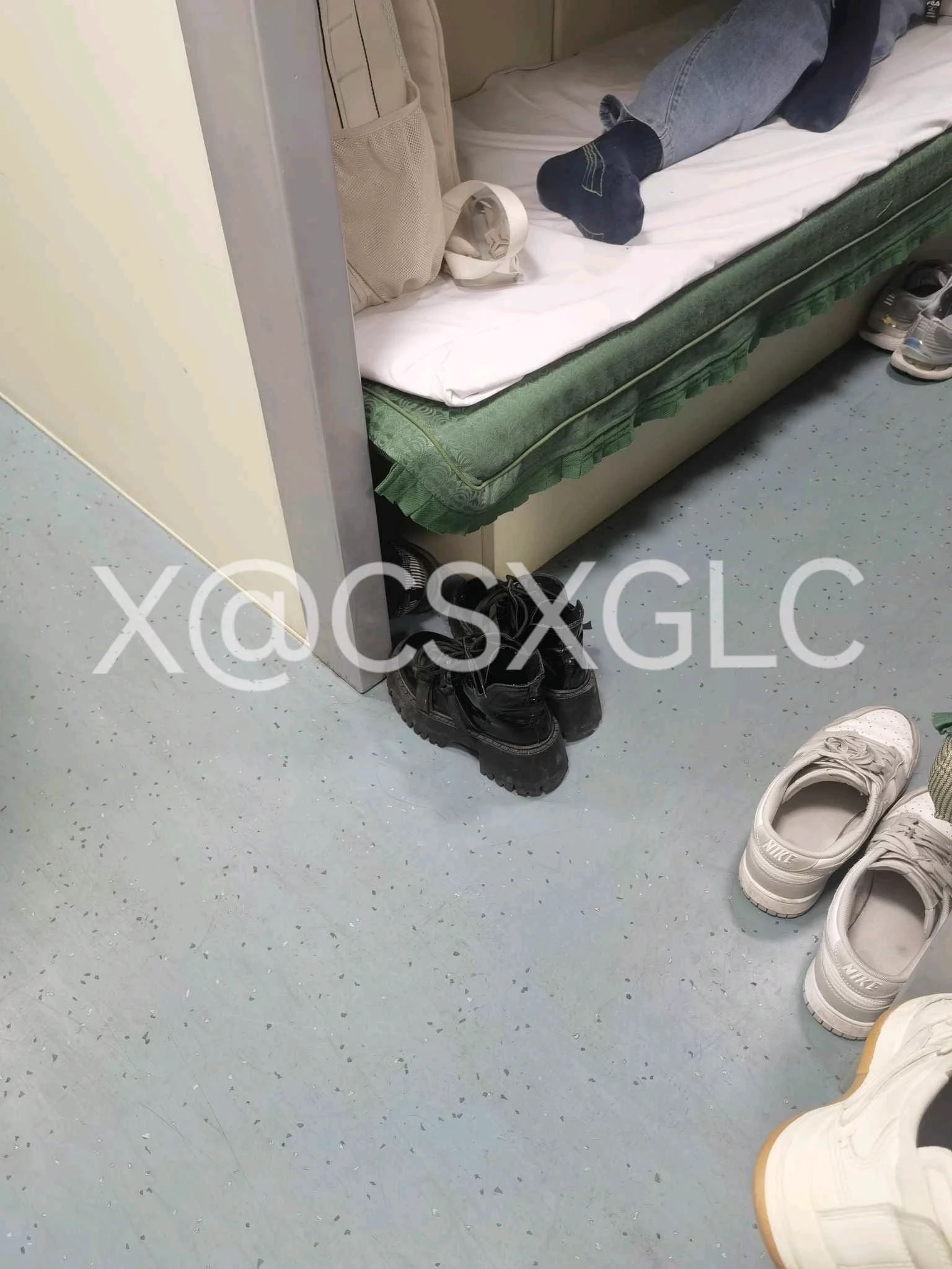火车侠出动，隔壁铺位的一个小少妇，长得很像一个一直想艹的高中同学，厚黑丝加小靴子，刚才脱鞋还发现右脚大拇指那里破了个洞，一会看晚上有没有机会把玩！ https://t.co/MvF6Xo9owb