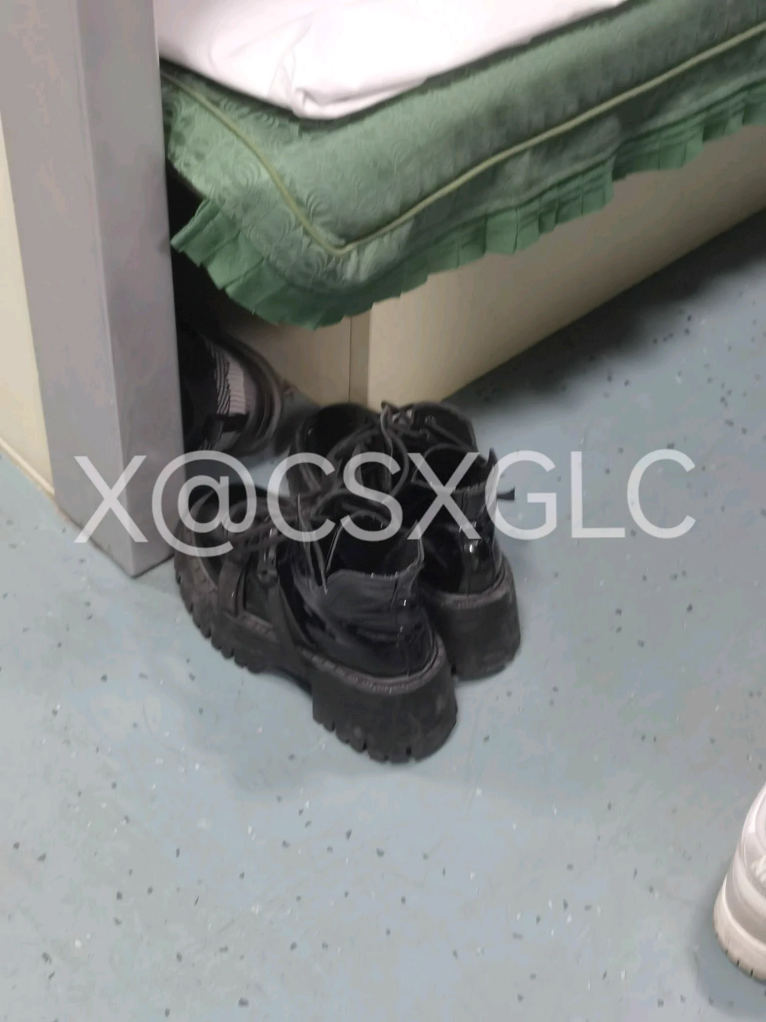 火车侠出动，隔壁铺位的一个小少妇，长得很像一个一直想艹的高中同学，厚黑丝加小靴子，刚才脱鞋还发现右脚大拇指那里破了个洞，一会看晚上有没有机会把玩！ https://t.co/MvF6Xo9owb