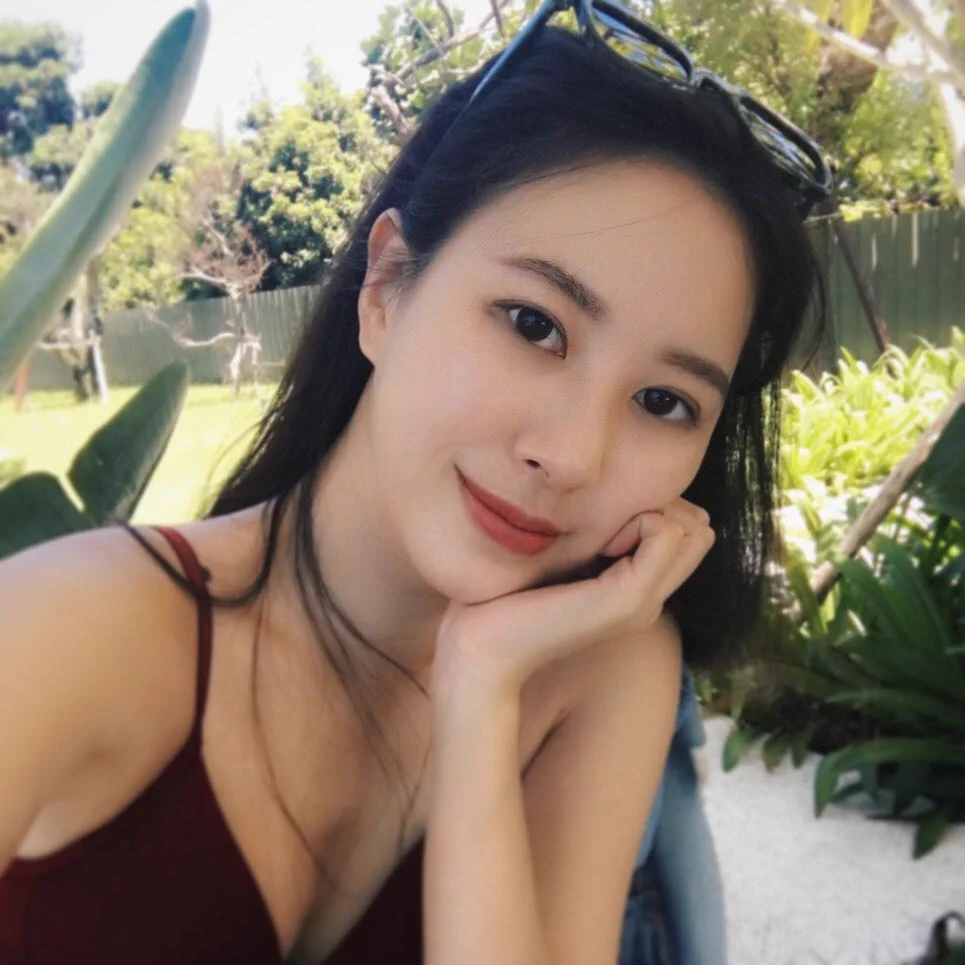高颜值网红小姐姐，反差很强的美女表面高冷，内心骚，喜欢自拍，被男友强迫深喉颜射，嘴巴，耳朵，到处都是精液，做爱对白超刺激！照片104张，视频6段 完整版主页自取 https://t.co/pfQB6RjZEG