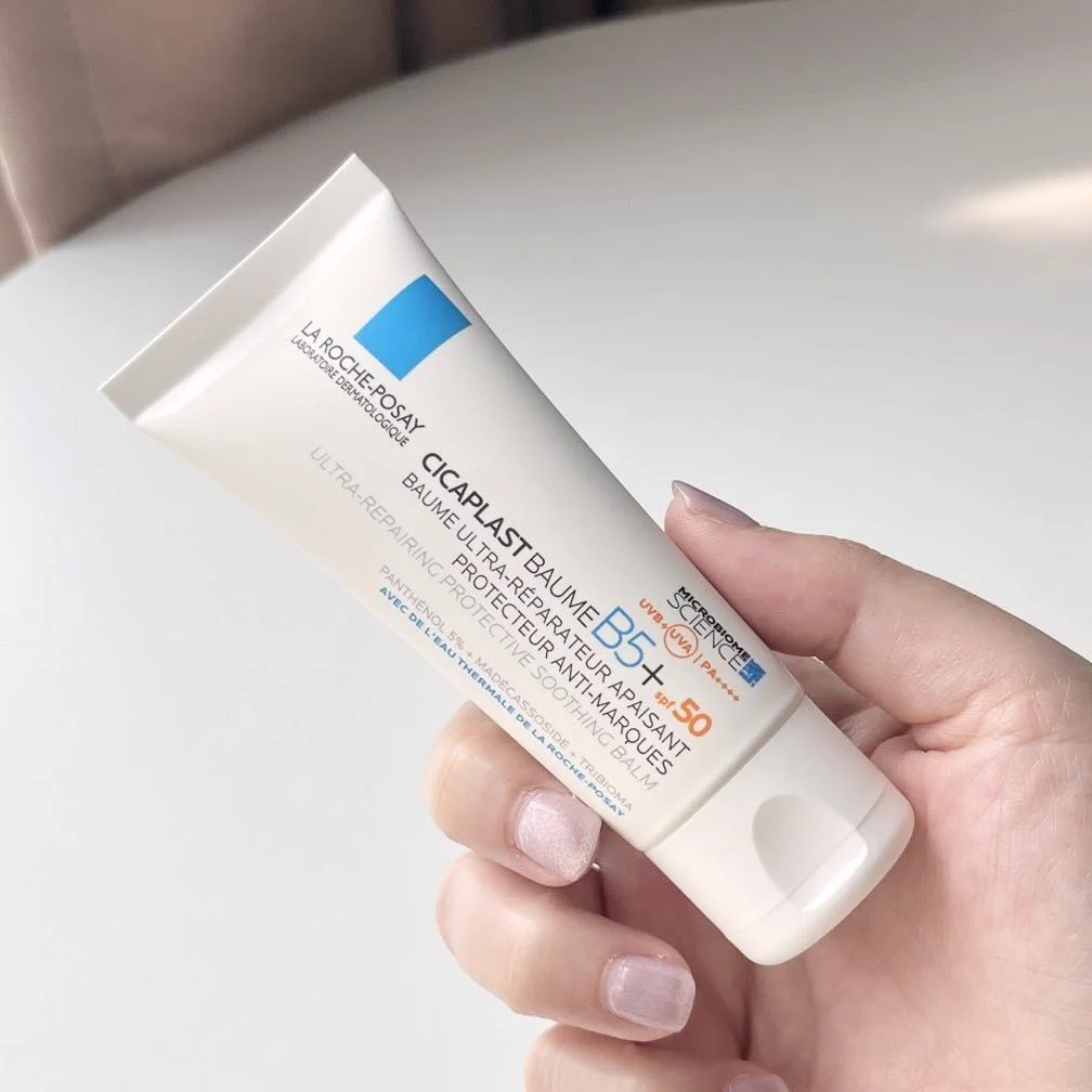 เห็นลาโรชหลอดนี้ฮิตมากในเมืองนอก ล่าสุด Cicaplast Baume B5+ เค้าออกสูตรใหม่มาแล้วด้วย เป็นแบบมีค่า SPF50 มาด้วย ทากลางวันตัวนี้ตัวเดียวจบเลย~ เนื้อเค้าเบาผิวมาก เหมาะกับเป็น day cream สุดๆ ผิวใครถูกทำร้ายมา ทำเลเซอร์ แผลจากสิว หรือหน้าลอก หน้าแห้ง ตัวนี้เค้าเอาอยู่หมด คือเข้าใจแล้วว่าทำไมถึงฮิตกัน คิดไม่ออกหยิบตัวนี้มาทา หลังทาคือหน้าชุ่มชื้นแบบสุขภาพดี แล้วตัวนี้ยังช่วยซ่อมแซมผิวได้อีก 10/10 ไปเลย! #ใช้ดีบอกต่อ #LaRochePosayTH #Cicaplast #CicaplastSPF #ลาโรชโพเซย์ #ซิคาพลาส