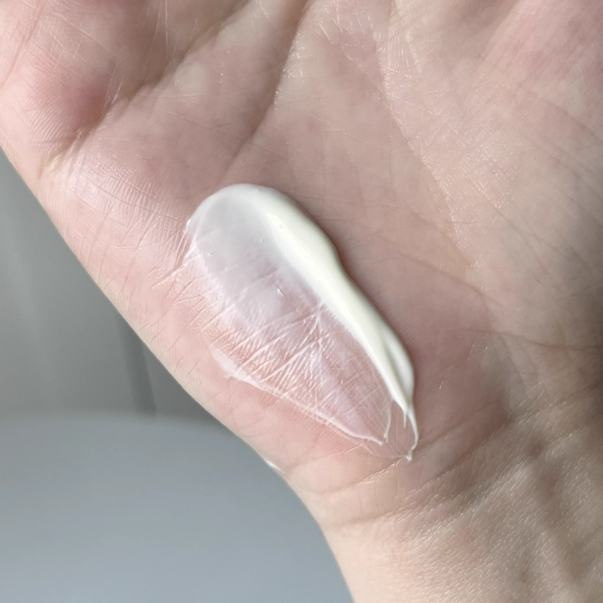 เห็นลาโรชหลอดนี้ฮิตมากในเมืองนอก ล่าสุด Cicaplast Baume B5+ เค้าออกสูตรใหม่มาแล้วด้วย เป็นแบบมีค่า SPF50 มาด้วย ทากลางวันตัวนี้ตัวเดียวจบเลย~ เนื้อเค้าเบาผิวมาก เหมาะกับเป็น day cream สุดๆ ผิวใครถูกทำร้ายมา ทำเลเซอร์ แผลจากสิว หรือหน้าลอก หน้าแห้ง ตัวนี้เค้าเอาอยู่หมด คือเข้าใจแล้วว่าทำไมถึงฮิตกัน คิดไม่ออกหยิบตัวนี้มาทา หลังทาคือหน้าชุ่มชื้นแบบสุขภาพดี แล้วตัวนี้ยังช่วยซ่อมแซมผิวได้อีก 10/10 ไปเลย! #ใช้ดีบอกต่อ #LaRochePosayTH #Cicaplast #CicaplastSPF #ลาโรชโพเซย์ #ซิคาพลาส