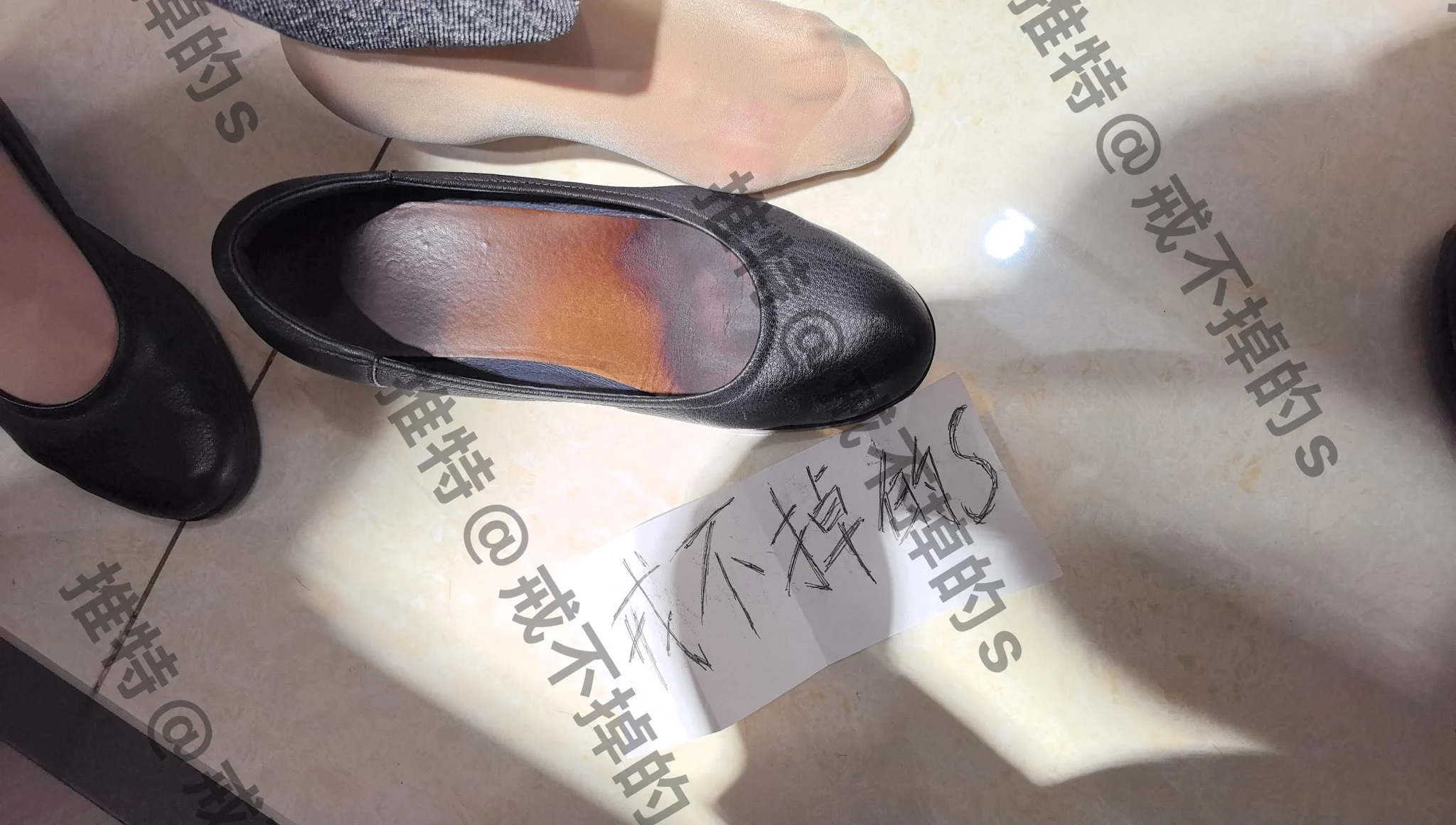 #专柜丝袜 #柜姐丝袜 #专柜收丝 第一家大福短肉丝鸟笼到货，还有一双重口工作鞋，痕迹如图，有些小贵，介意勿扰 https://t.co/5Qg4K8EzXU