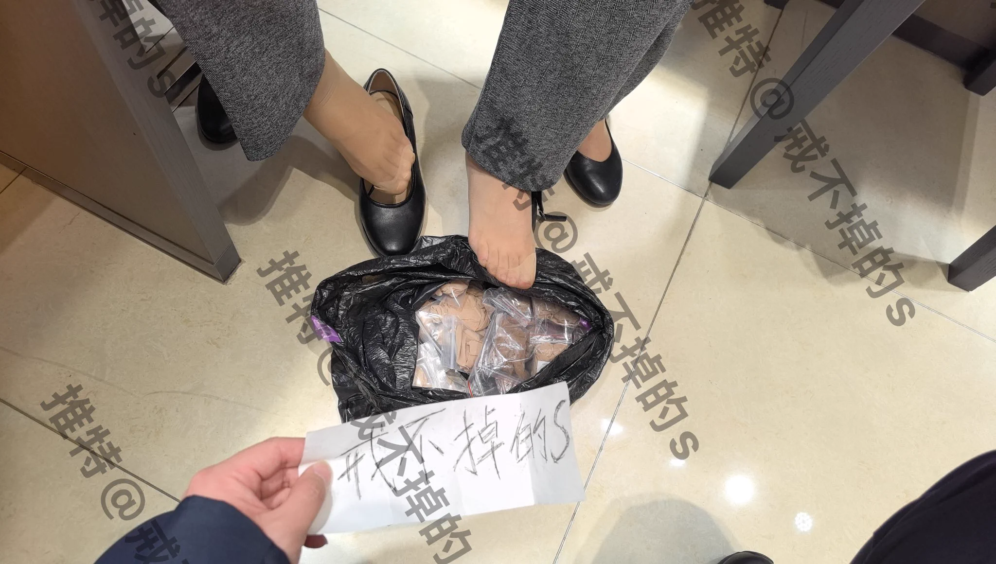 #专柜丝袜 #柜姐丝袜 #专柜收丝 第一家大福短肉丝鸟笼到货，还有一双重口工作鞋，痕迹如图，有些小贵，介意勿扰 https://t.co/5Qg4K8EzXU