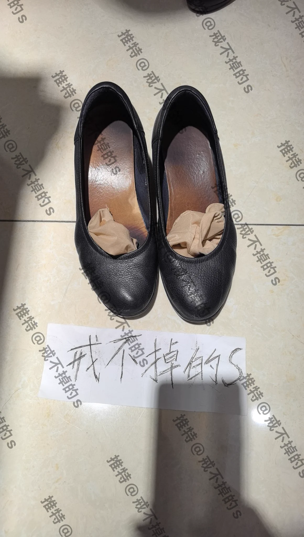 #专柜丝袜 #柜姐丝袜 #专柜收丝 第一家大福短肉丝鸟笼到货，还有一双重口工作鞋，痕迹如图，有些小贵，介意勿扰 https://t.co/5Qg4K8EzXU