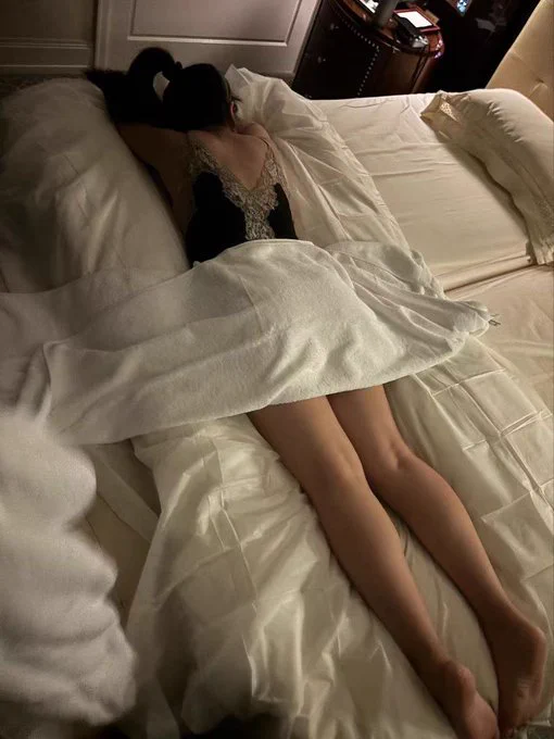 一直不敢发这个视频，因为那段时间一直有阴影，开始给我说玩捆绑，我觉得这样也挺刺激的，但是没想到这哥们真的就像嗑药了一样的，逼都操肿了，一晚上被干4次，导致我好久没有戴爱了 https://t.co/S1qMVGOmBY