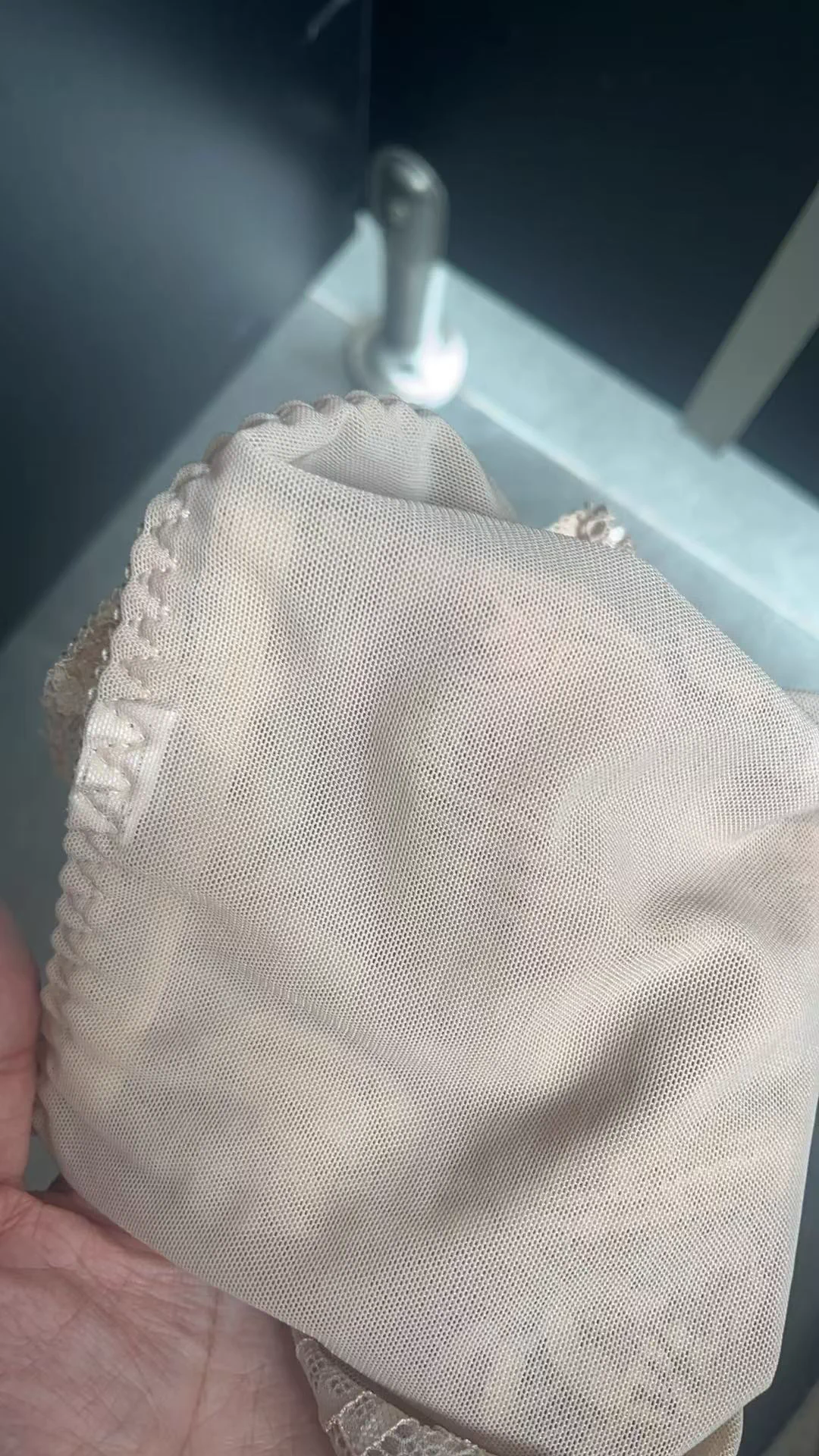 今天晚上约了一个灰丝少妇，我中午想看看她穿的是不是我喜欢的类型，给她发了消息，她发了丝袜腿，之前忘记让她真空了，让她去厕所把内裤脱下来，整个下午真空，晚上等见面的时候，看看丝袜上有没有她的淫水和印迹。 https://t.co/B6CPOp0Hfb