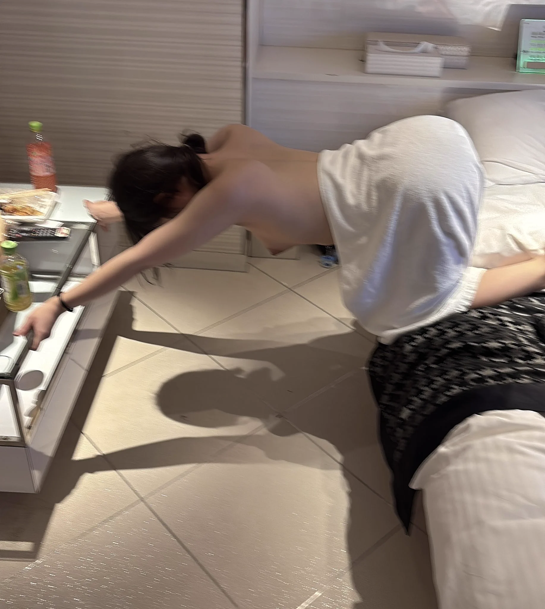 これは机を元の位置に戻したものの動けなくなったかなたちゃん https://t.co/4dRQom0Snb