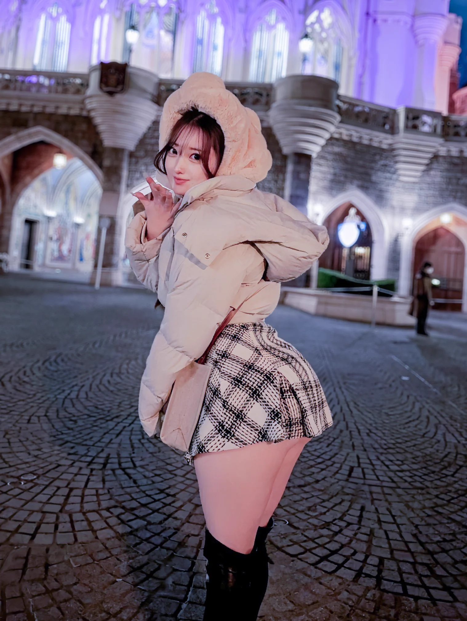 100cm超えヒップがミニスカ履くとこうなる https://t.co/afJQR1M5HY
