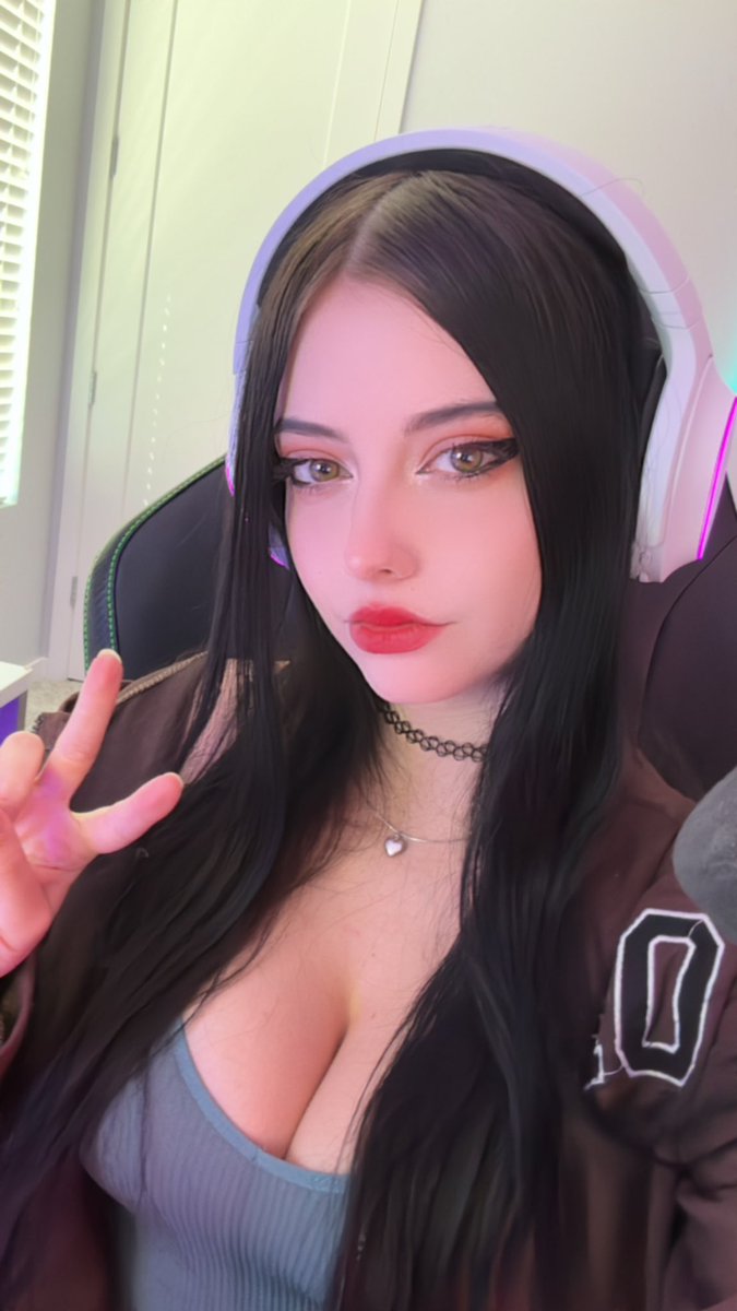 Liveeee more Witcher 3 today! https://t.co/C47JokOdq0 https://t.co/nYPbNM2Q1h