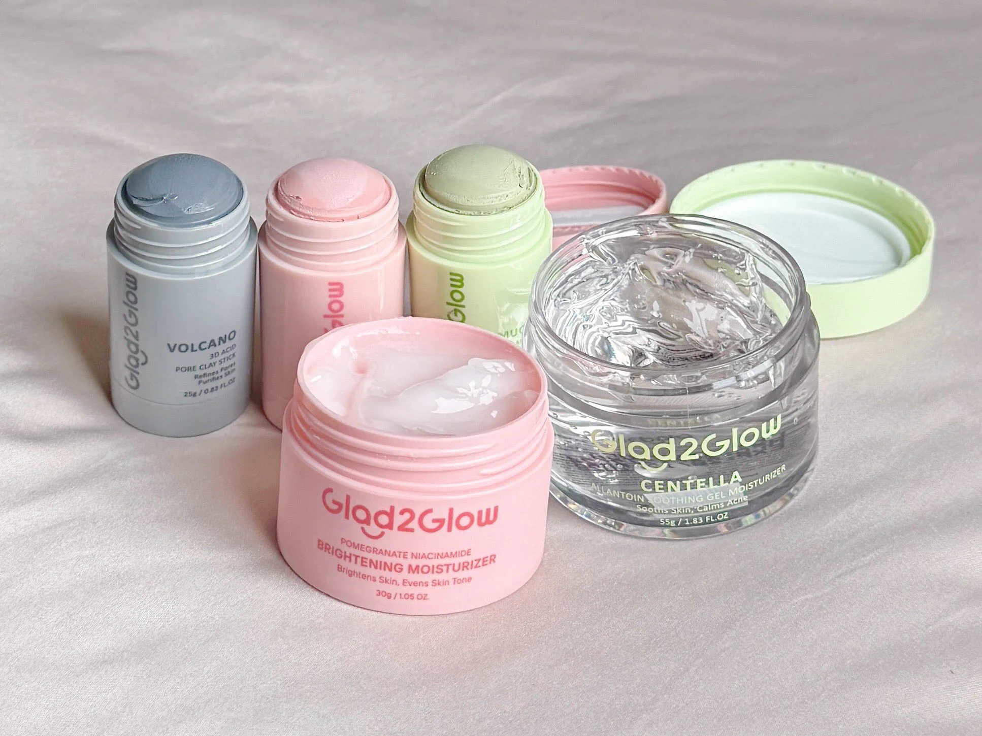 รวมลูกรักจากแบรนด์ glad2glow🫧mask stick ชอบมากราคาดีใช้ง่ายปาดๆก็มาส์กหน้าได้เลย ทำบ่อยๆเห็นผลดี- pomegranate รุ่นชมพูช่วยให้ผิวผ่อง- mugwork รุ่นเขียวช่วยลดสิวลดหน้ามัน- volcano รุ่นสีดำช่วยกระชับรูขุมขนmoisturizer มอยซ์ราคาดีที่ให้ความชุ่มชื้นถึงจริงๆ แต่งหน้าต่อสวยไม่เป็นขุยด้วย- centella ช่วย calm ผิวดีมาก- pomegranate ผิวสว่างขึ้นลดรอยดำ