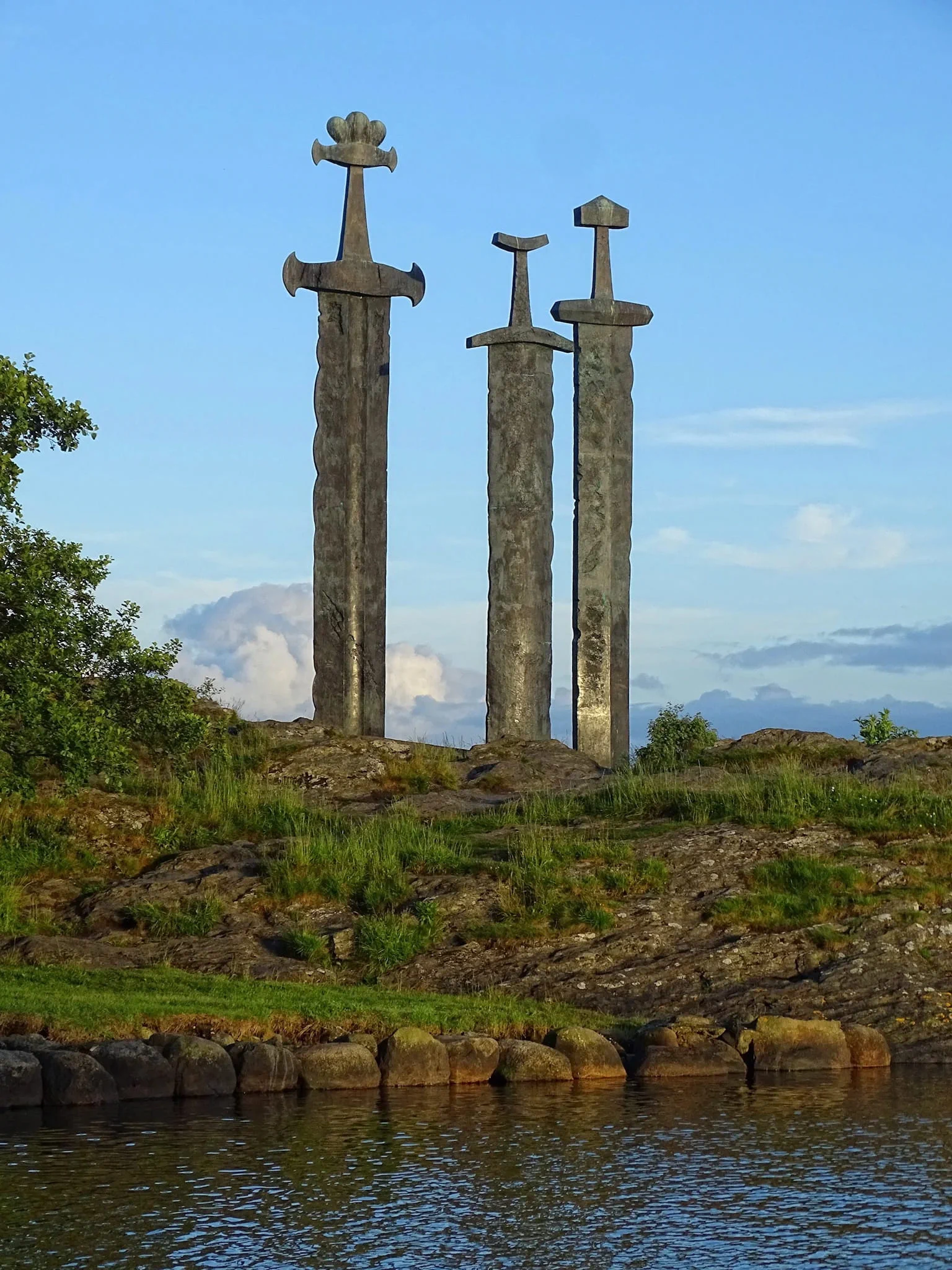Thread of surreal places you (probably) didn't know existed 🧵 1. Sverd i fjell, Norway https://t.co/jju7gIi5kC