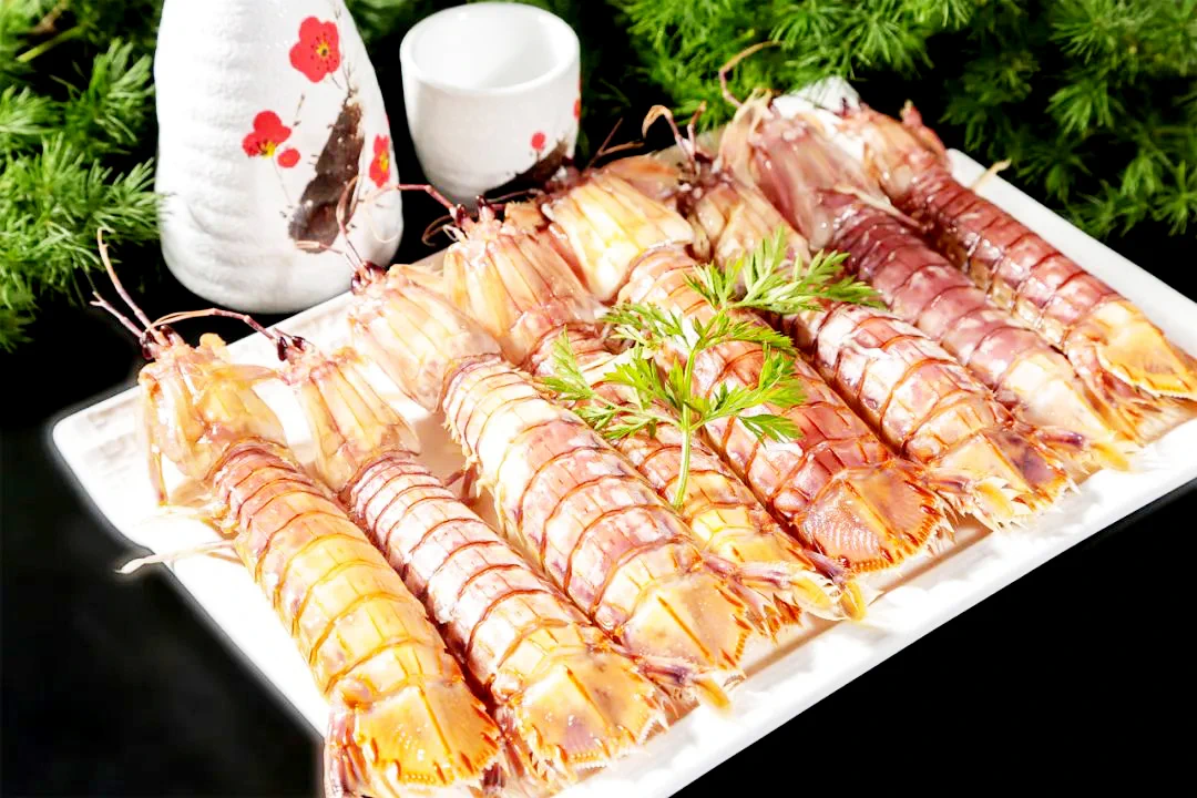 따스한 봄바람이 살랑이고 만물이 소생하는 계절이 돌아왔습니다. 봄에만 맛볼 수 있는 신선함을 입안 가득 느낄 수 있는 시기이기도 하죠! 지금 바로 옌타이 즈푸(芝罘)구에서 제철 해산물과 부드러운 산나물, 새콤달콤한 딸기와 같은 ‘첫봄의 신선함’을 만나보세요~🥢🍽️🍈🍊🍎 #옌타이레저생활 #봄날의옌타이 #혀끝으로만나는옌타이 (출처=옌타이시 문화관광국)