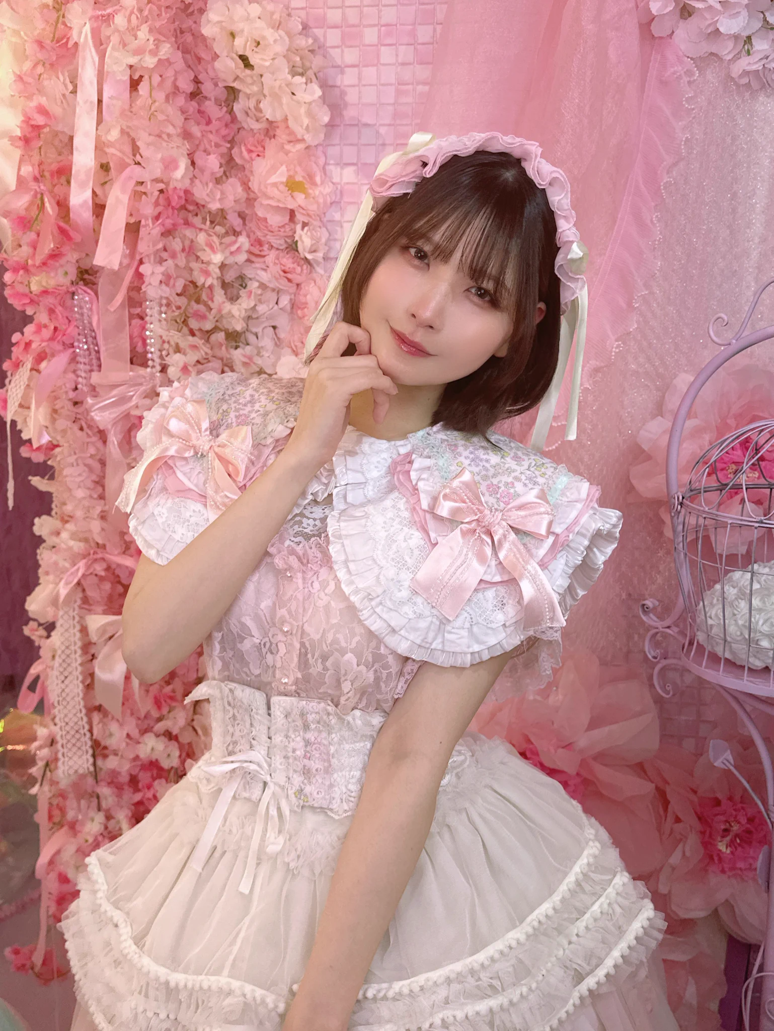 可愛すぎるスタジオで可愛すぎる衣装着させてもらっちゃった🎀🤍 https://t.co/MuYJ0Xvbfr