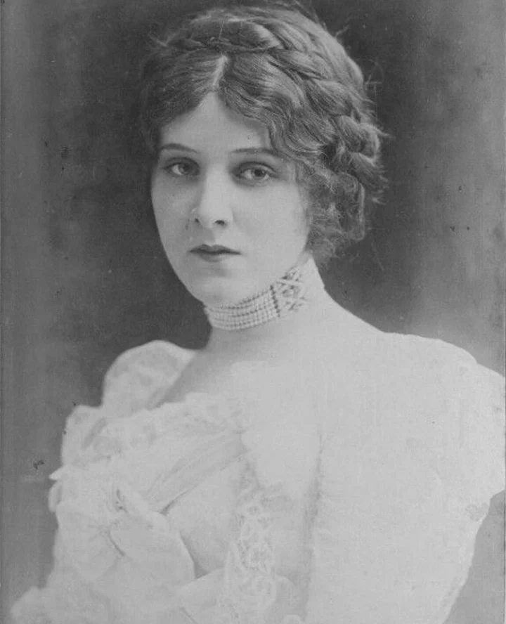 American actress and singer Edna May. Photographed in the early 1900s. https://t.co/Ma2GlJusrb