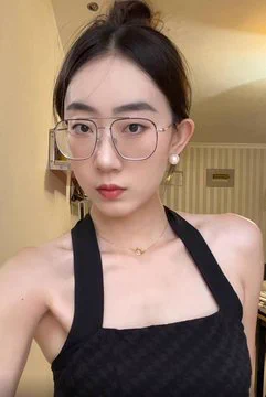 似严厉的外表下藏着一颗对爱与性都很饥渴的心，今天被约会的单男完全拿捏~ 他喜欢我戴着眼镜一本正经的给他口，眼神透露出高冷又欲求不满的性爱诉求… 你们会不会也很喜欢眼镜老师呢，是因为看起来就反差么？ 点赞+私信告诉我~ https://t.co/XWtE85C5IR