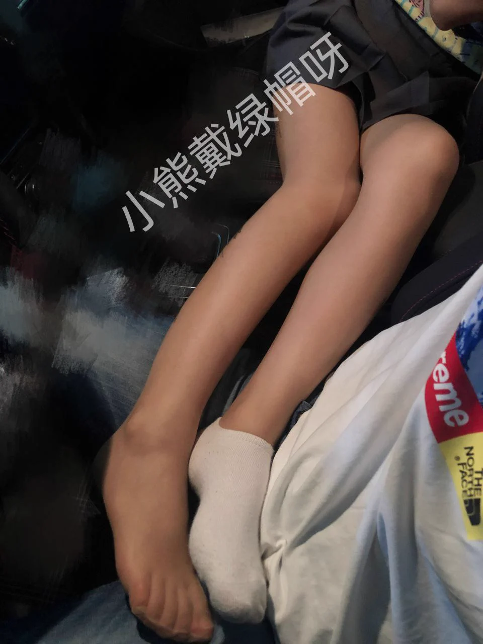 原号小熊戴绿帽呀暂时被冻，大家可以关注一下新号。关注不迷路！绿帽继续戴可好？原推文内容会陆续补充上！先放些棉袜丝袜套图给兄弟们欣赏一下。＃绿帽 ＃棉袜 ＃丝袜 https://t.co/bukFkJpccj